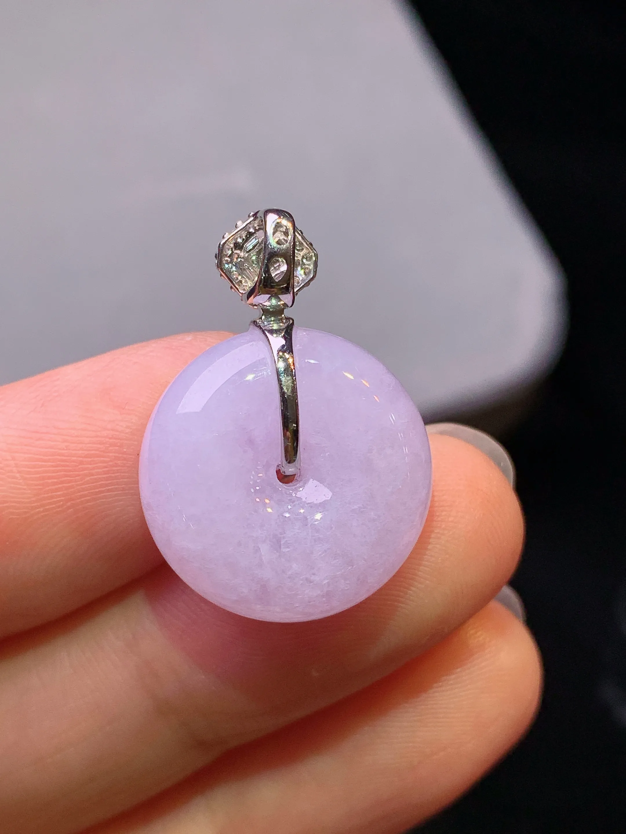 18k金钻镶嵌紫罗兰平安扣吊坠 玉质细腻 色泽艳丽清新 整体尺寸24.2*17*7.5