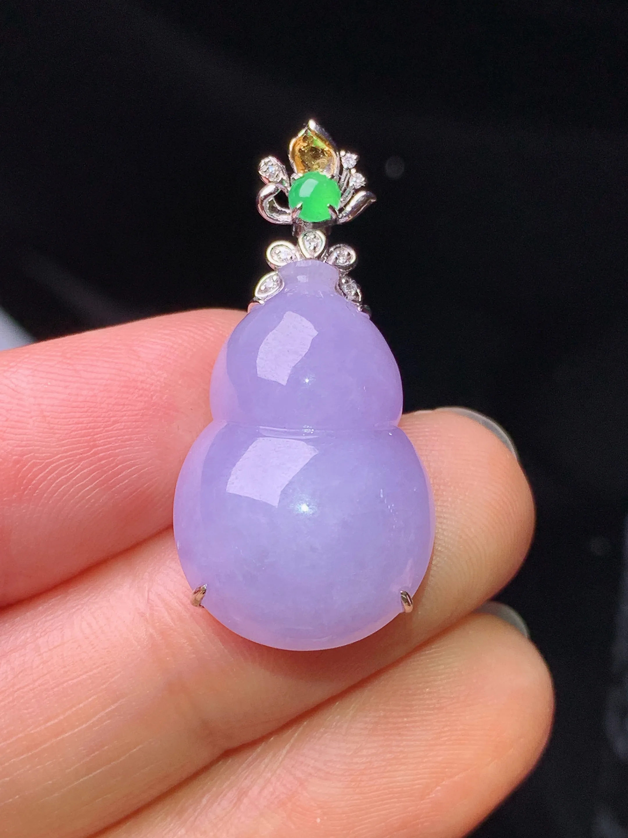 18k金钻镶嵌紫罗兰葫芦吊坠 玉质细腻  色泽清新艳丽 整体尺寸31*14.8*8