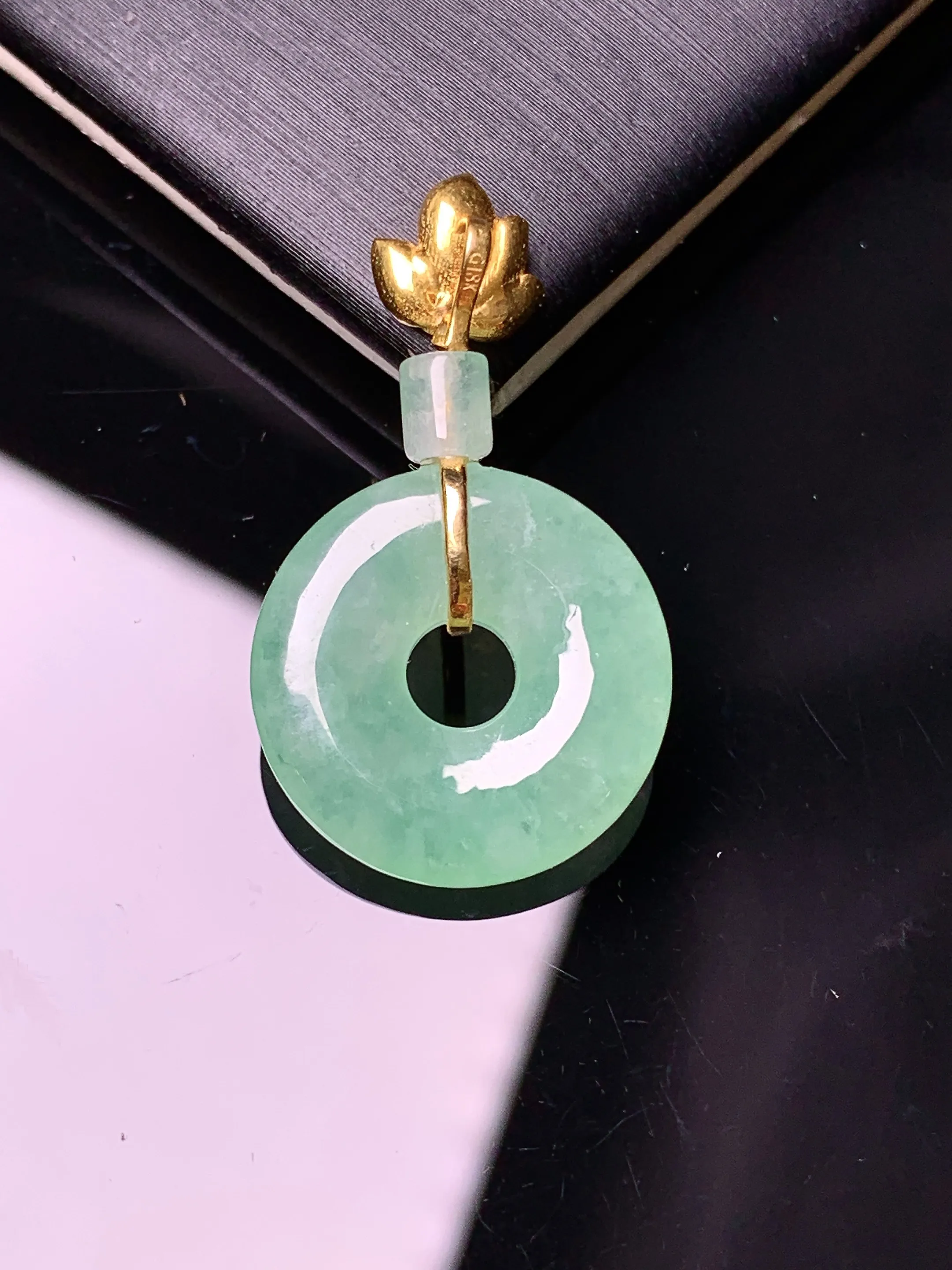 18k金钻镶嵌翠绿平安环吊坠 玉质细腻  色泽清新艳丽 整体尺寸30*17.2*4.2