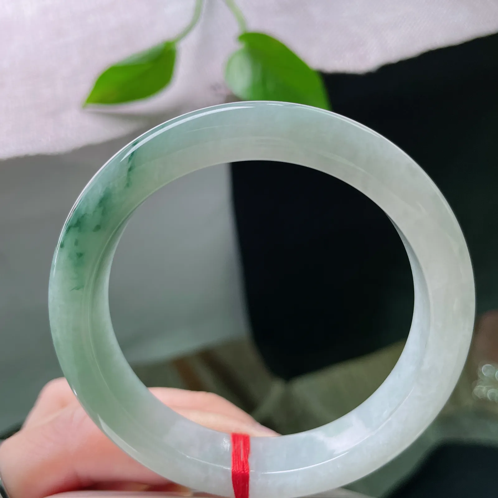 尺寸 57.6/12.2/8.8，飘花正圈，种老水足，清透质地衬得花形灵动。