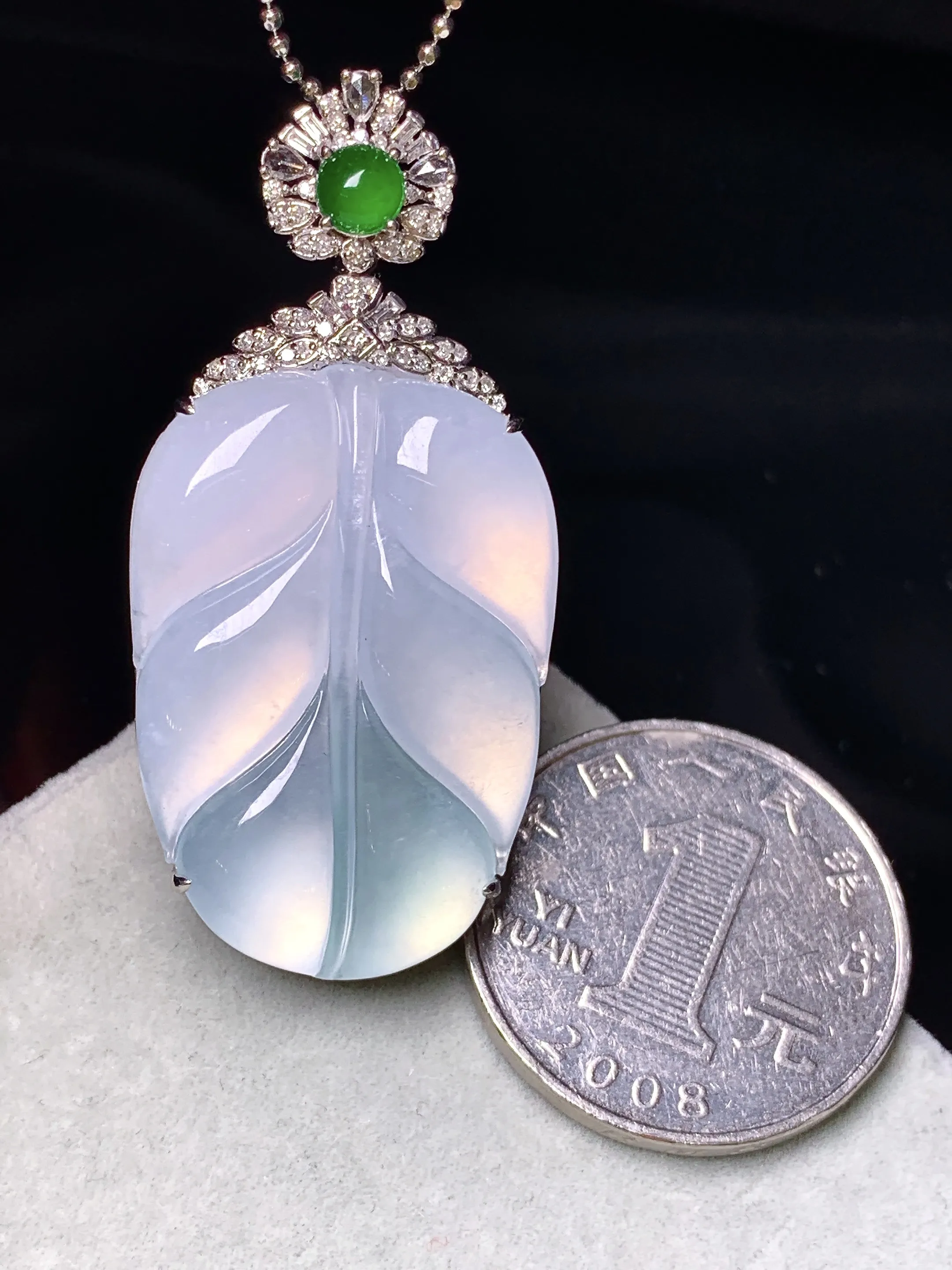 18k金钻镶嵌冰种树叶吊坠 玉质细腻 色泽艳丽清新 整体尺寸47*22*9.6