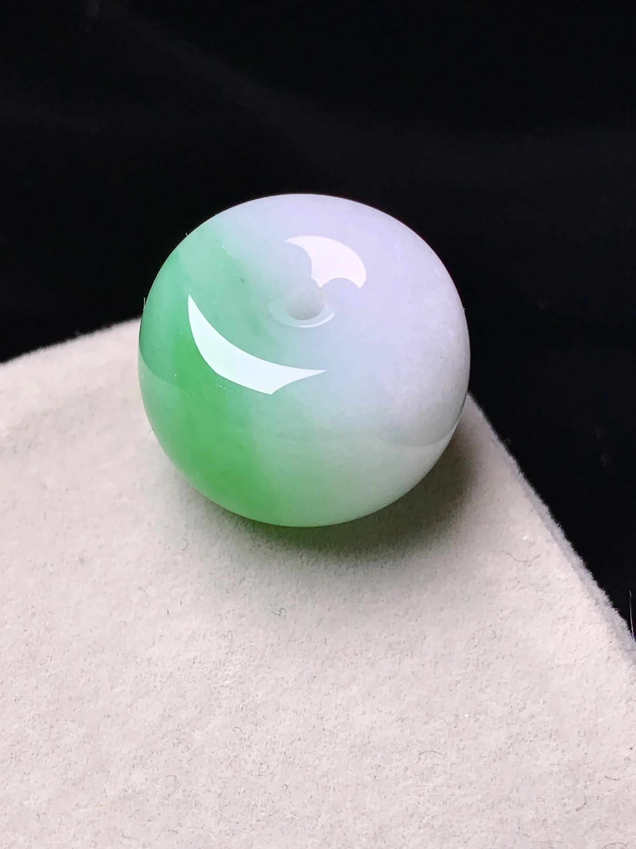 飘绿路路通吊坠 玉质细腻 色泽艳丽清新 整体尺寸19.8*12.8