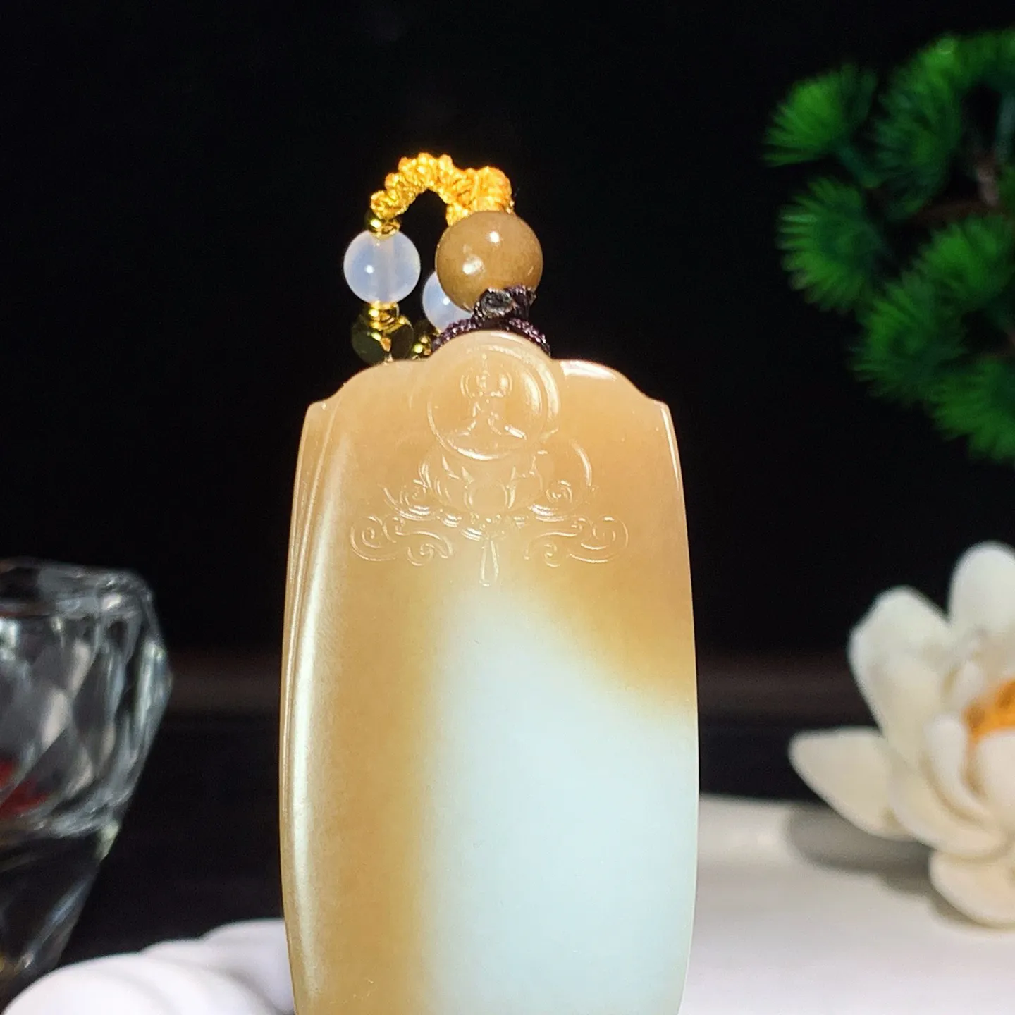 新疆和田玉白玉且末糖平安无事牌挂件 尺寸52/30/9重40.5克。玉质细腻油润。手推出油。品相大气 lt260204