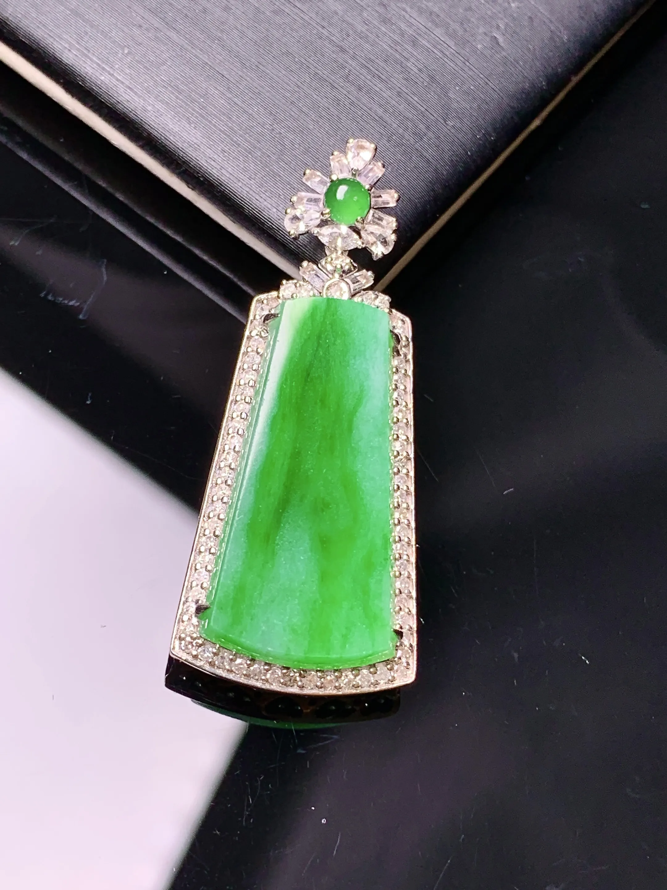18k金钻镶嵌翠绿无事牌吊坠 玉质细腻  色泽清新艳丽 整体尺寸36.2*15.3*6.5