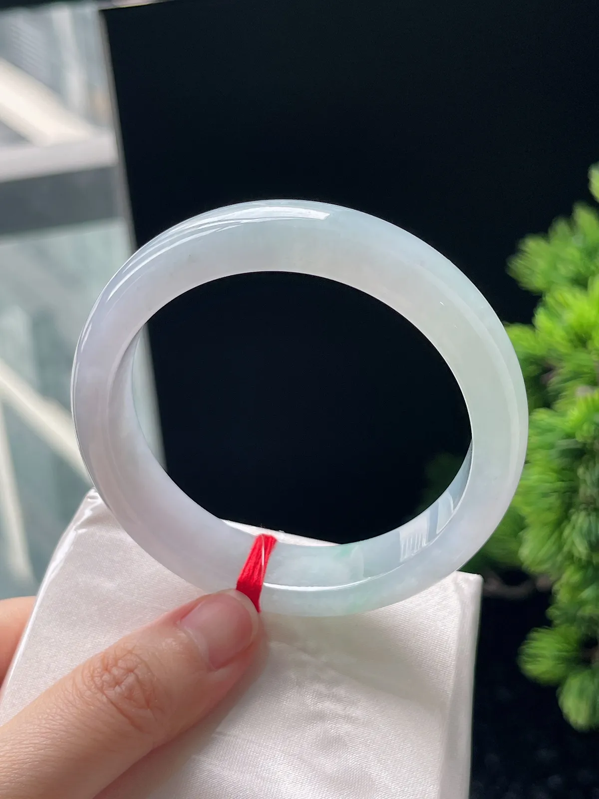 正圈57圈口，翡翠冰糯种淡绿色手镯