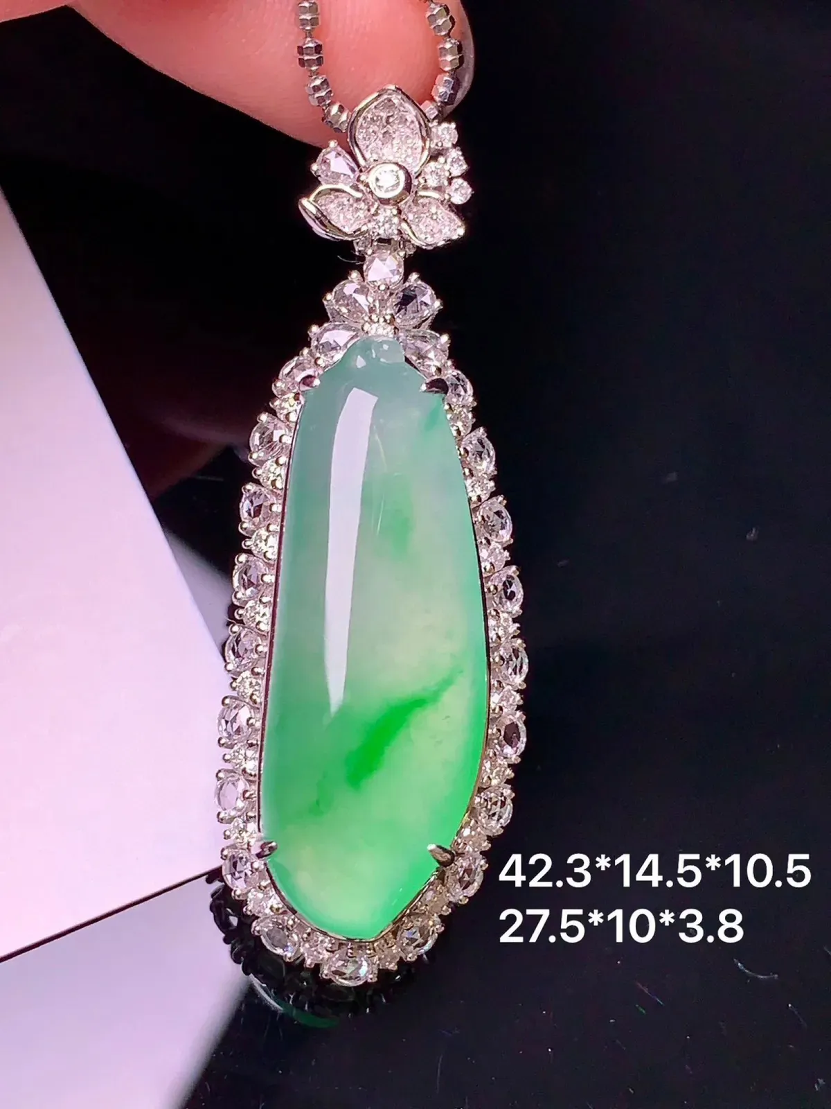 18k金钻镶嵌冰种飘绿福瓜吊坠 玉质细腻 色泽艳丽 整体尺寸42.3*14.5*10.5