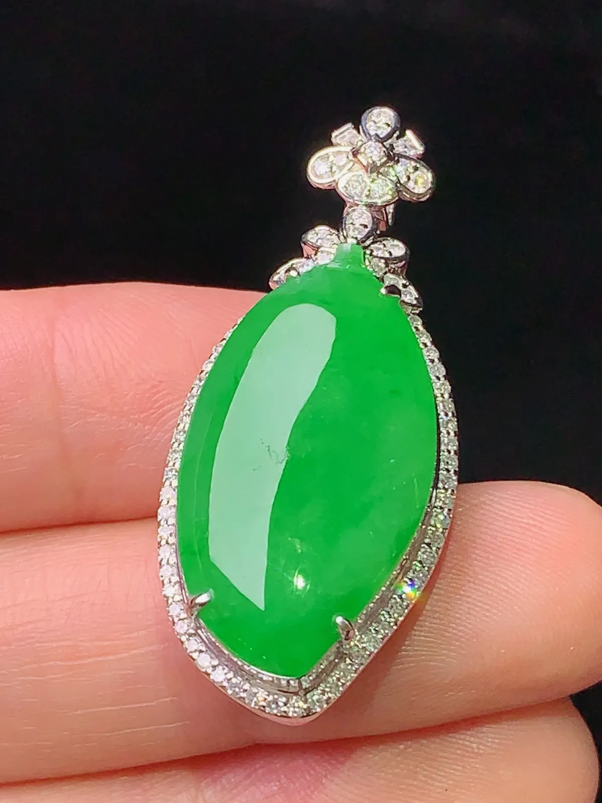 18k金钻镶嵌满绿福瓜吊坠 玉质细腻 色泽清新艳丽 整体尺寸37.5*16.2*10.5