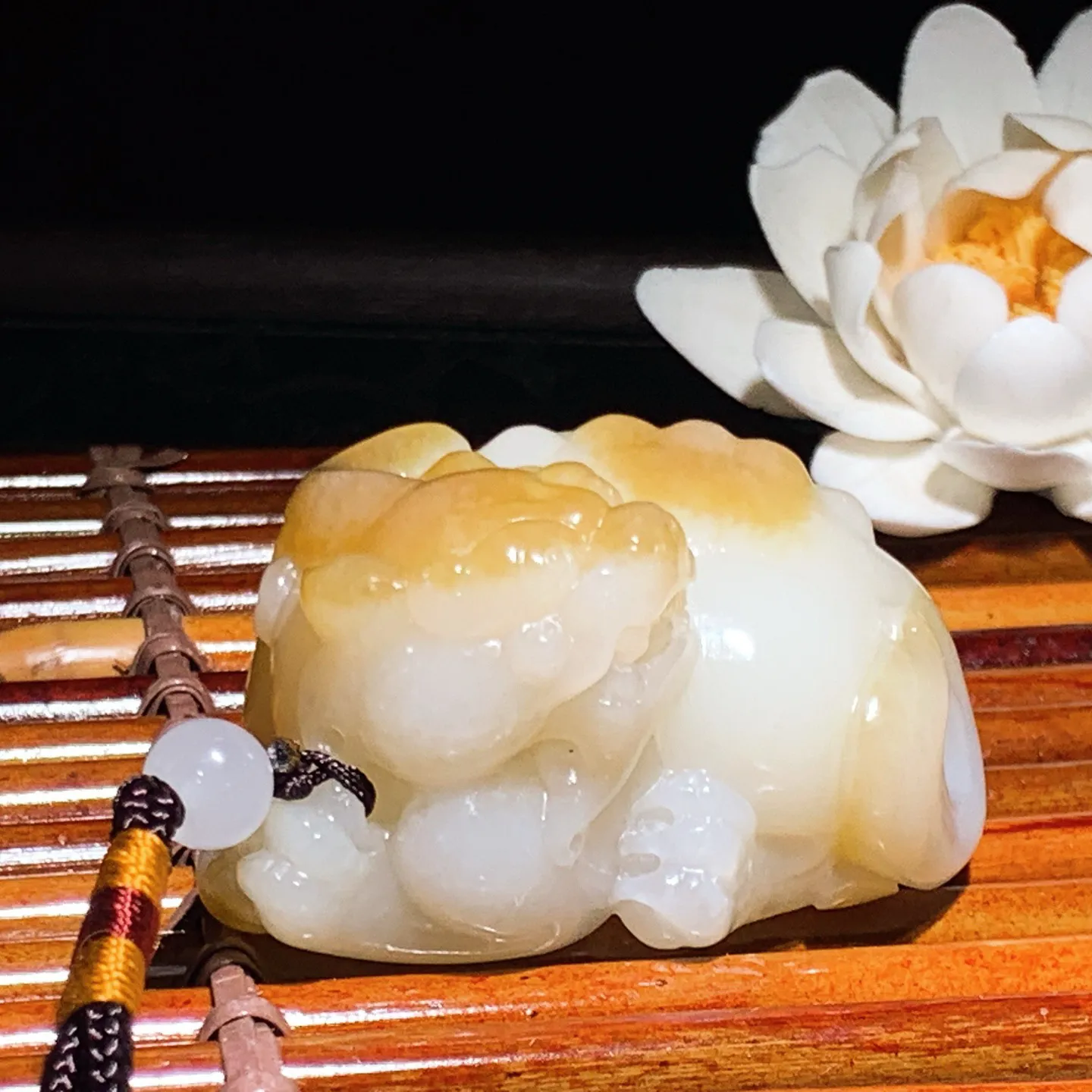 新疆和田玉白玉羊脂白且末糖招财进宝貔貅把件 回头貔貅把件 尺寸58/42/30重119.5克。玉质细腻油润。手推出油。品相大气 lt260204