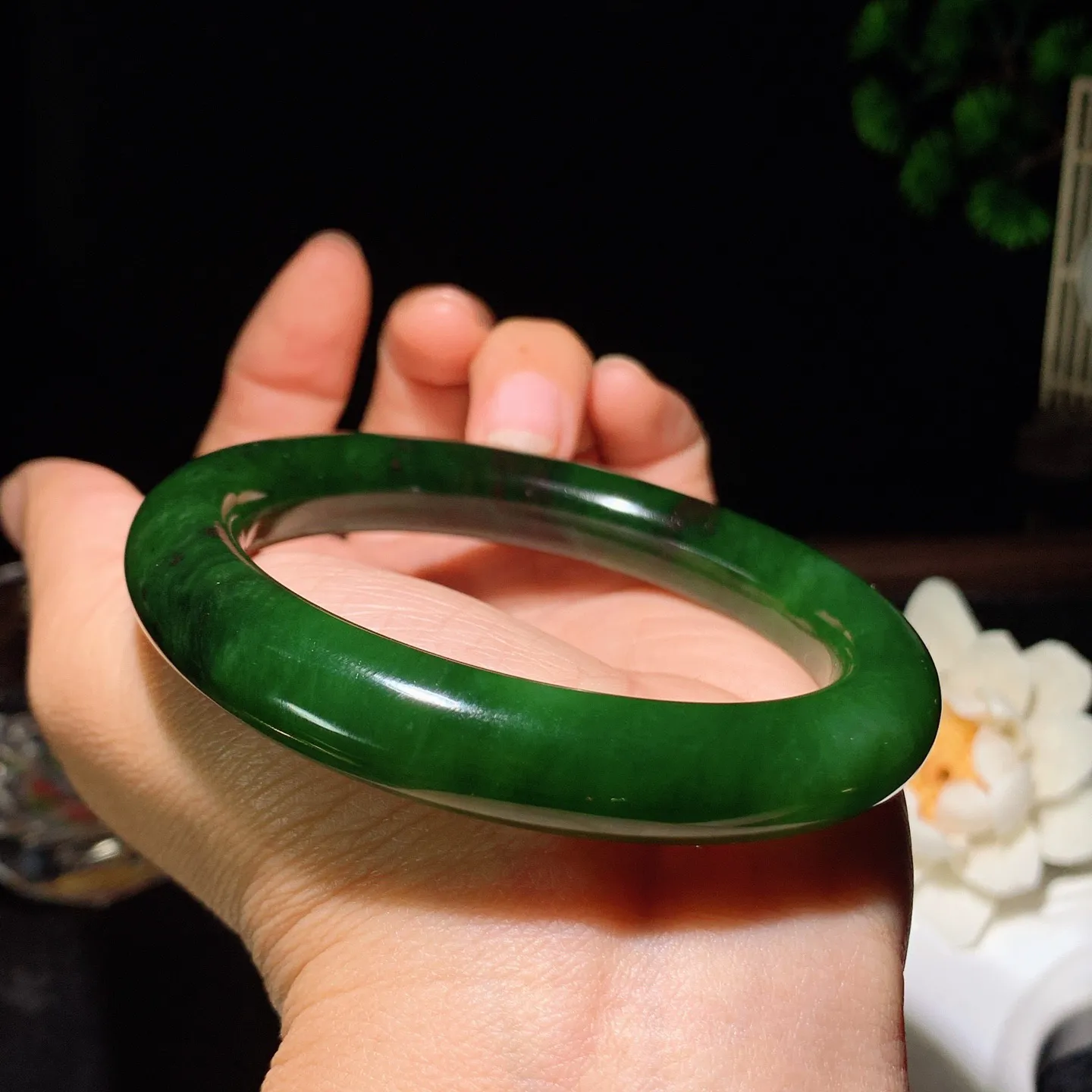 59圈口 和田玉菠菜绿红皮料俄罗斯碧玉圆条手镯 59圈口条宽11厚11重68克。玉质细腻油润。手推出油。佩戴高端典雅。lt260205