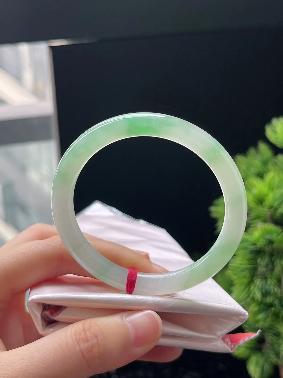 圆镯51.2圈口，翡翠冰糯种淡绿色细圆条手镯