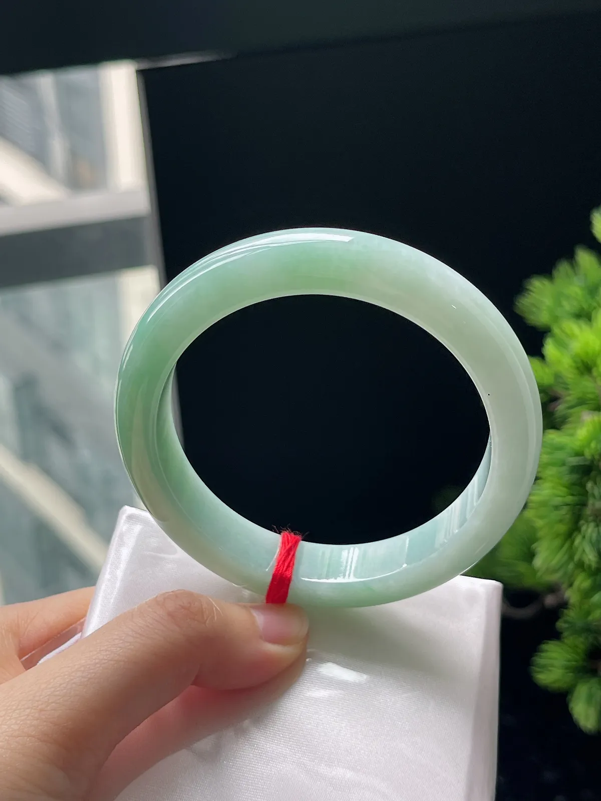 正圈58.8圈口，翡翠糯化种淡绿色手镯