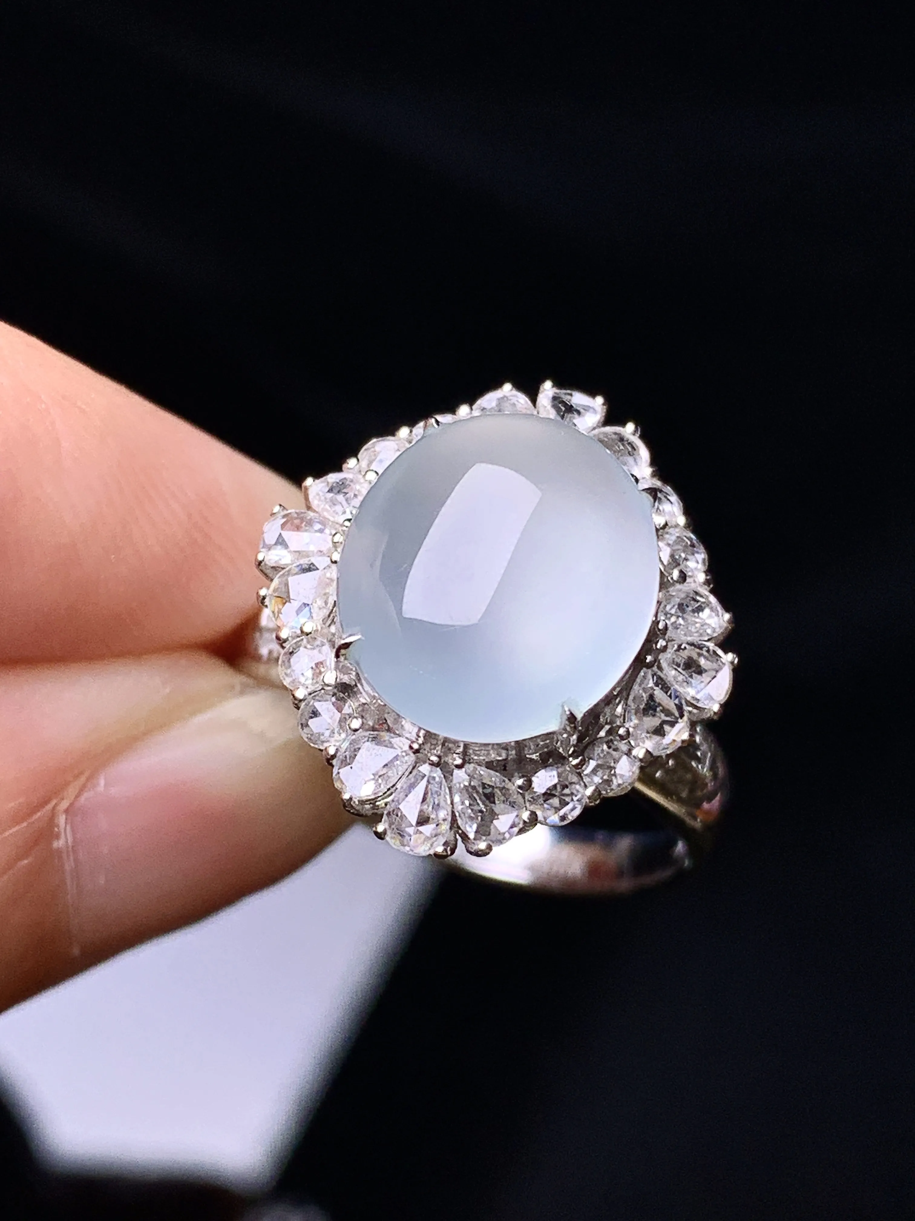 18k金钻镶嵌冰种蛋面戒指 玉质细腻  色泽清新艳丽 圈口13.5 整体尺寸17.8*16.5*12