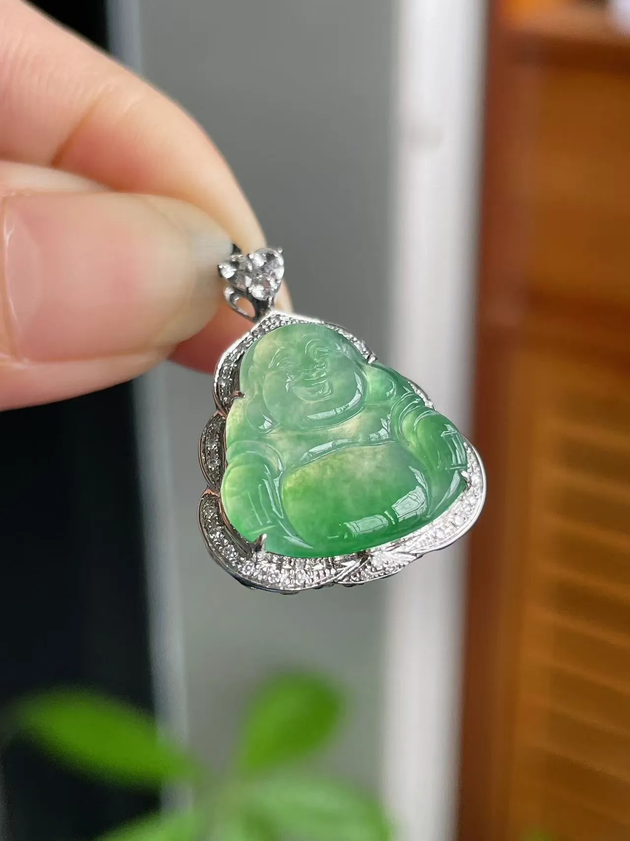 18k金钻镶冰绿佛公
整体25.2×19.2×6.2mm
裸石17×16×2mm