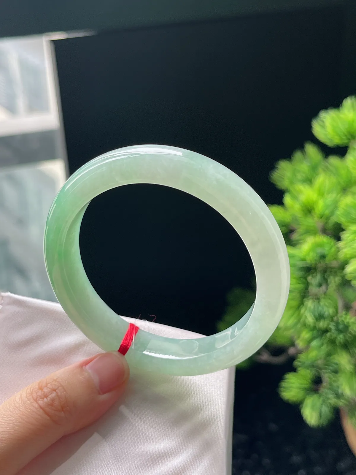 正圈55.9圈口，翡翠冰糯种浅绿色手镯