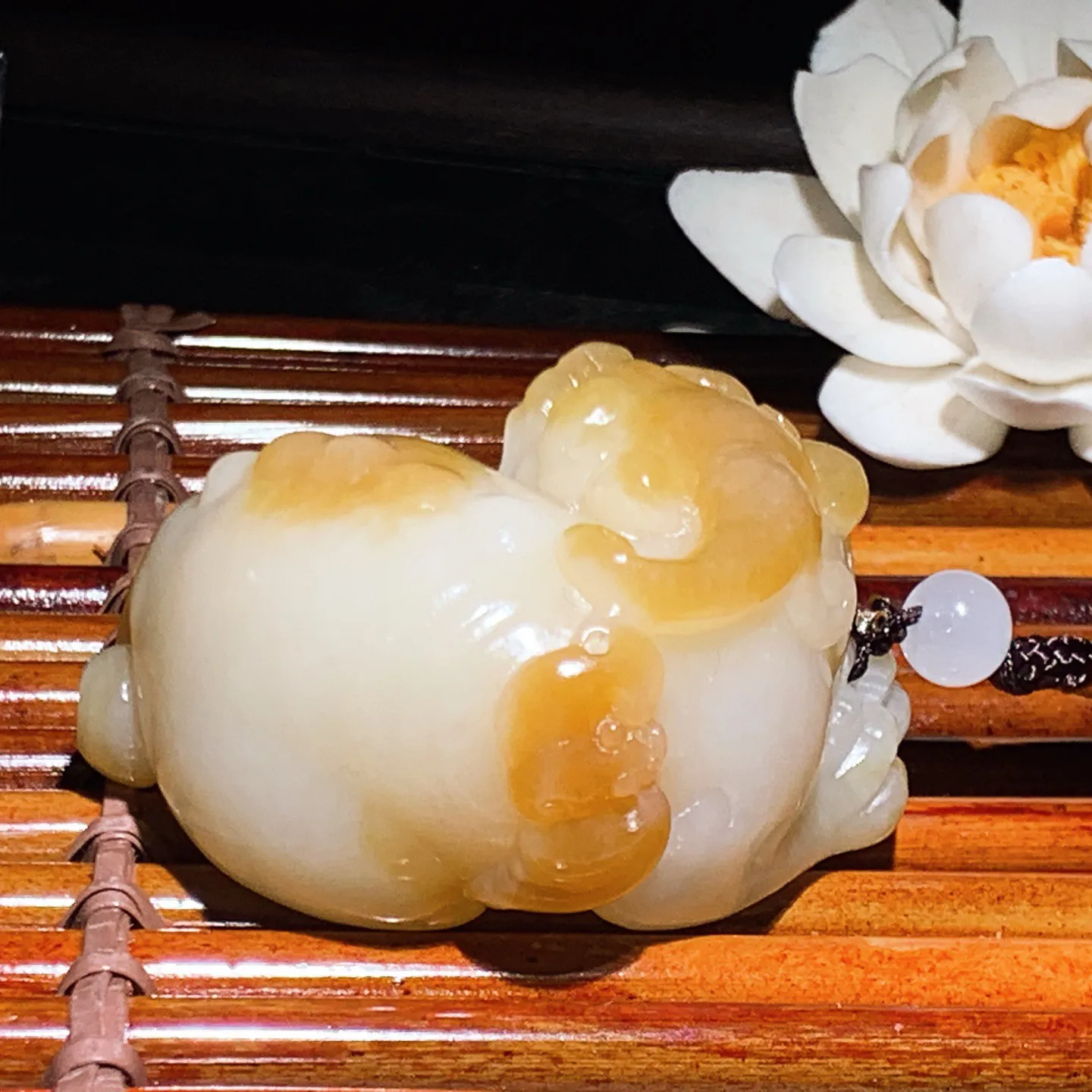 新疆和田玉白玉羊脂白且末糖招财进宝貔貅把件 回头貔貅把件 尺寸58/42/30重119.5克。玉质细腻油润。手推出油。品相大气 lt260204