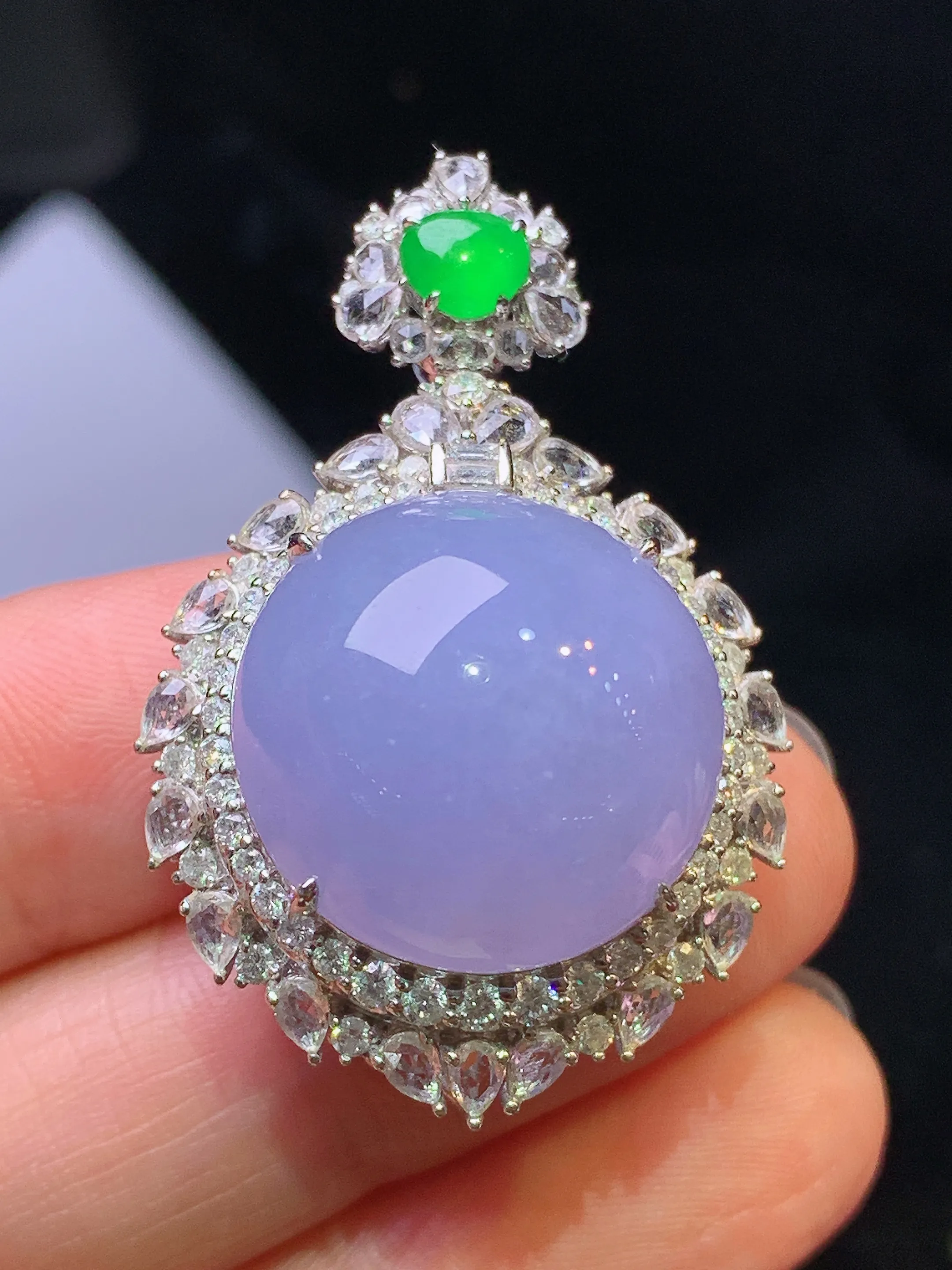 18k金钻镶嵌紫罗兰蛋面吊坠 玉质细腻  色泽清新艳丽 整体尺寸38.3*25*17.5