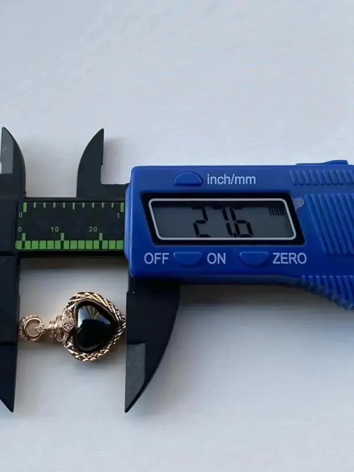 墨翠：【桃心吊坠】18K金+南非钻镶嵌，细腻干净，黑度极黑，性价比高，雕工精湛，打灯透绿 裸石尺寸：13.6*11.5