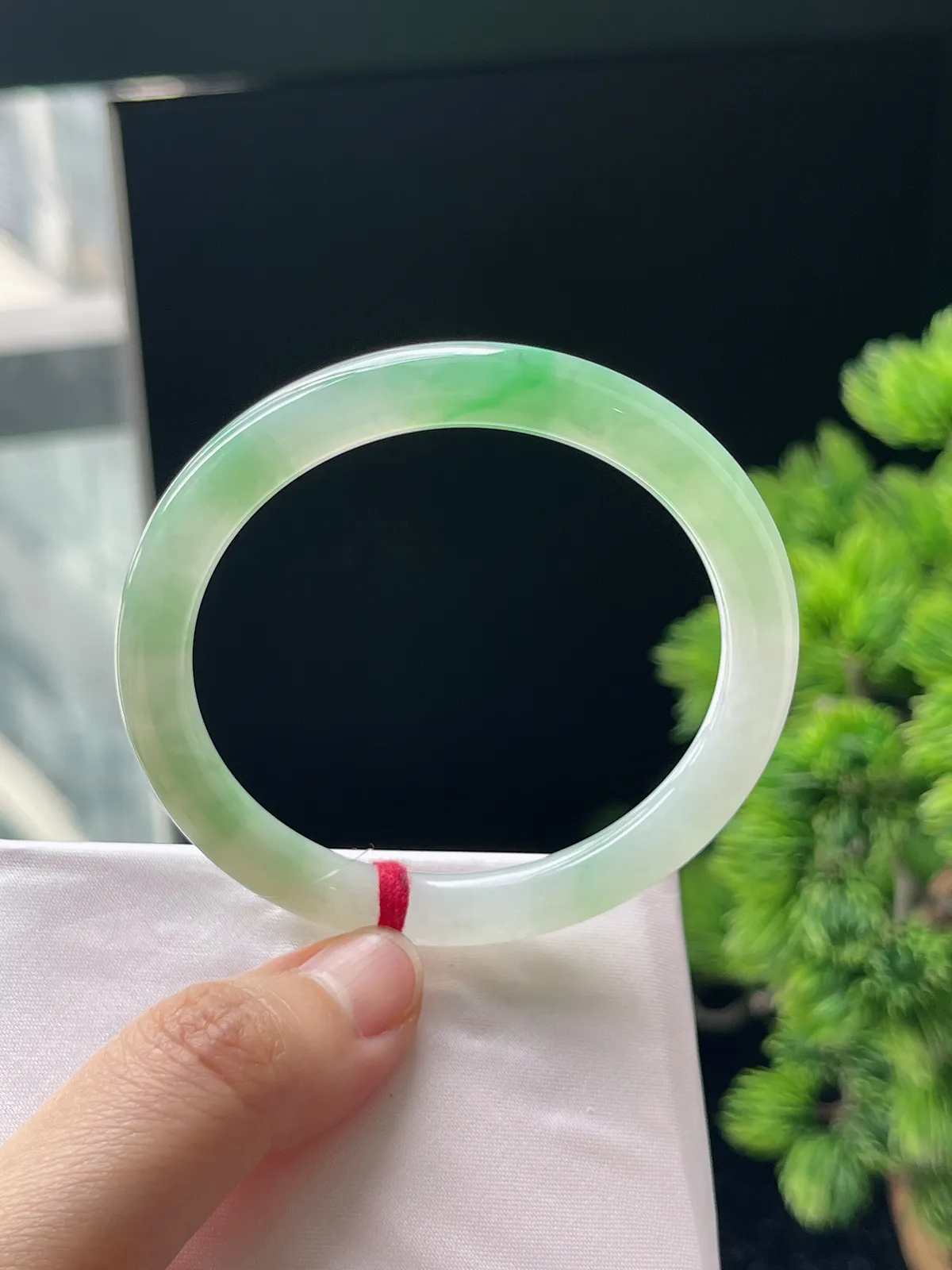 圆镯51.2圈口，翡翠冰糯种淡绿色细圆条手镯