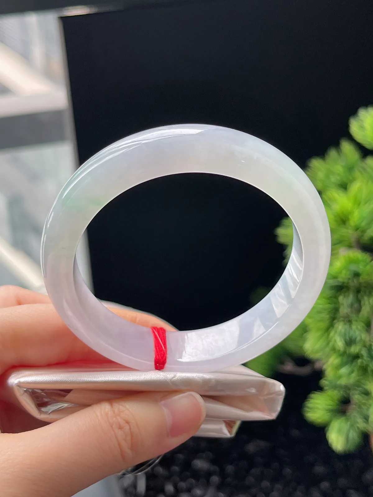 正圈57圈口，翡翠冰糯种淡绿色手镯