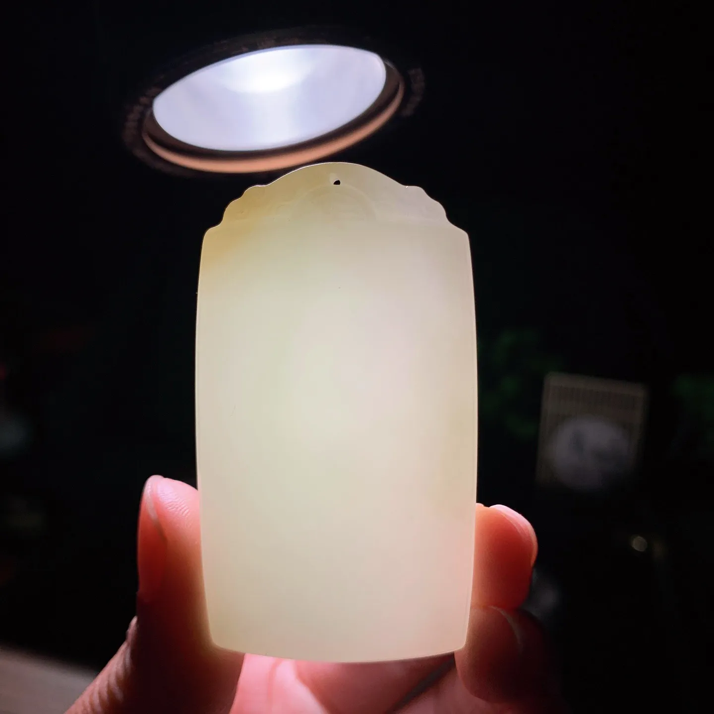 新疆和田玉翠青平安无事牌挂件 尺寸63/35/11重63克。玉质细腻油润。手推出油。品相大气 lt260204