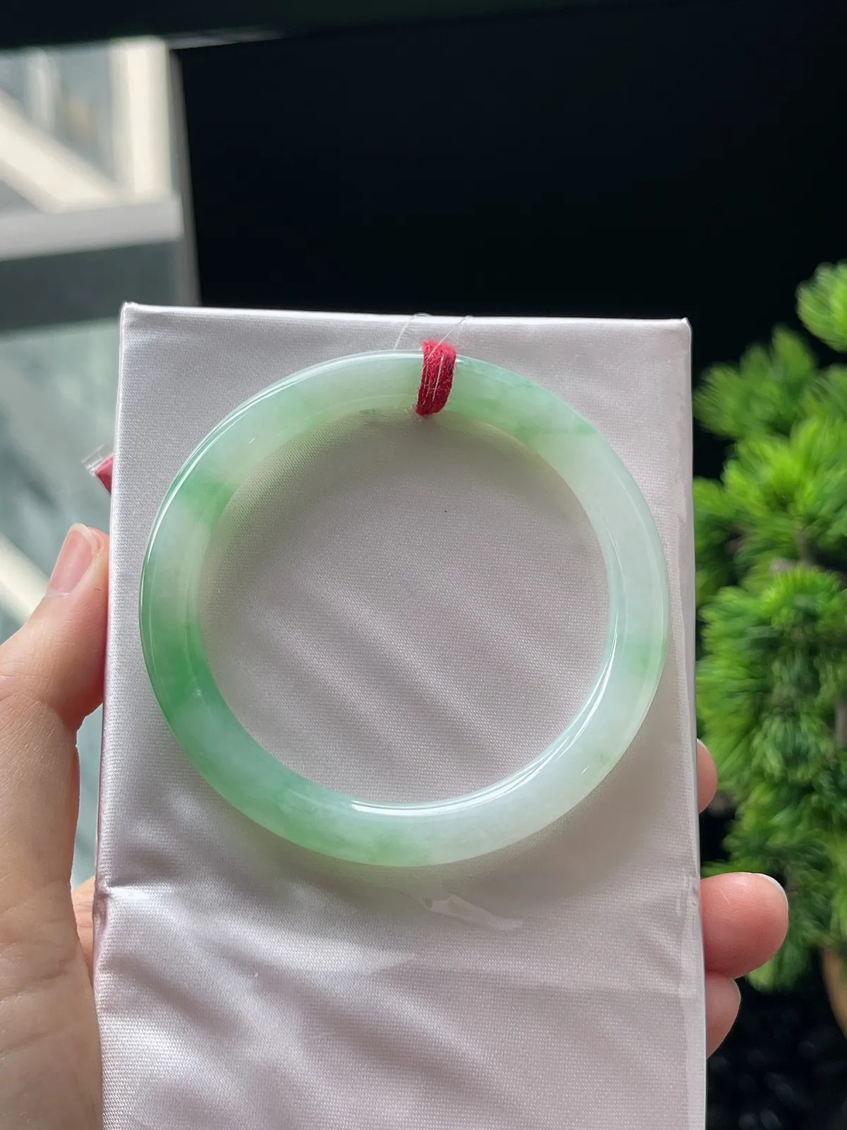 圆镯51.2圈口，翡翠冰糯种淡绿色细圆条手镯