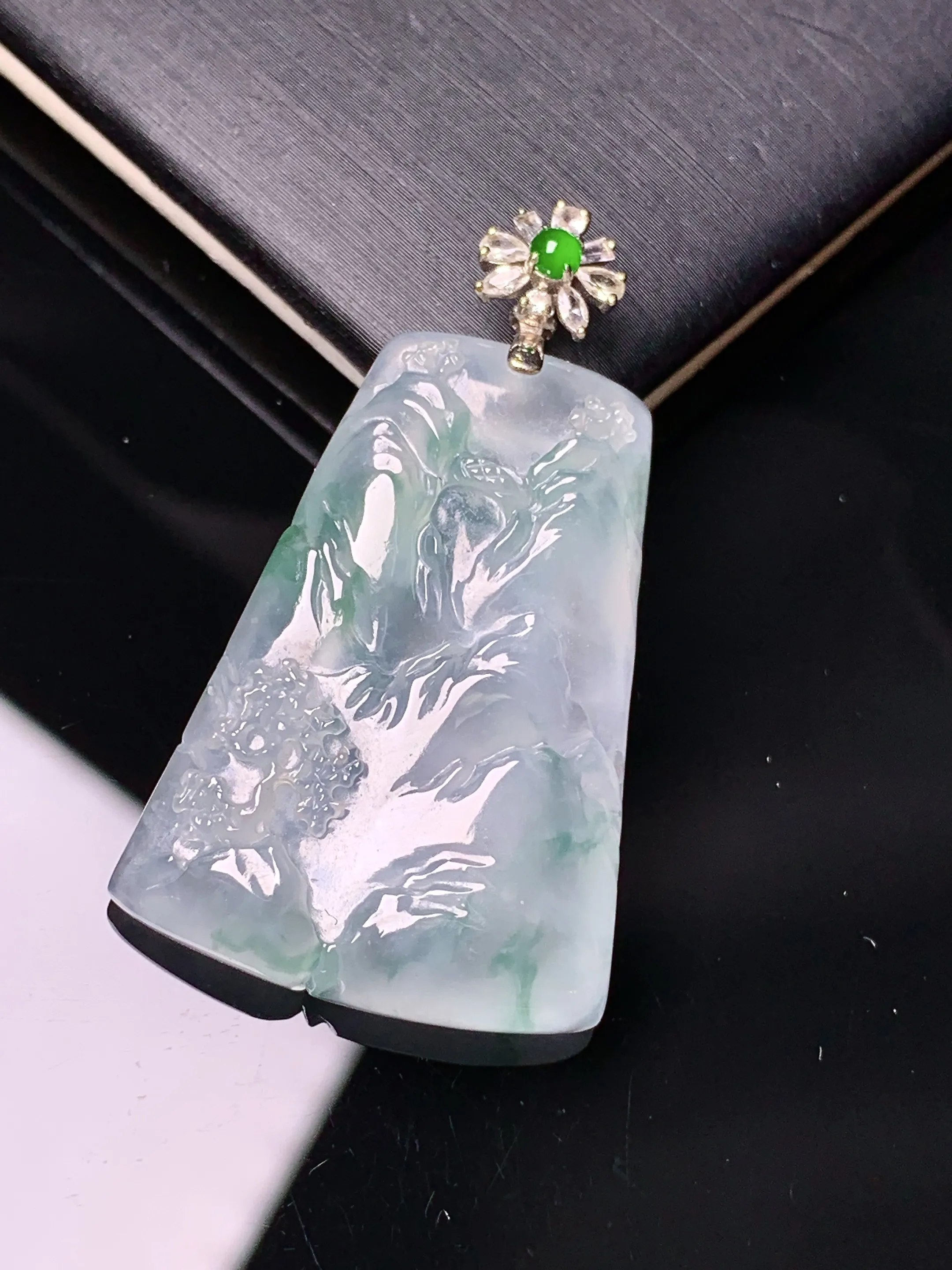 18k金钻镶嵌飘绿山水牌子吊坠 玉质细腻  色泽清新艳丽 整体尺寸39.6*22.8*4.5