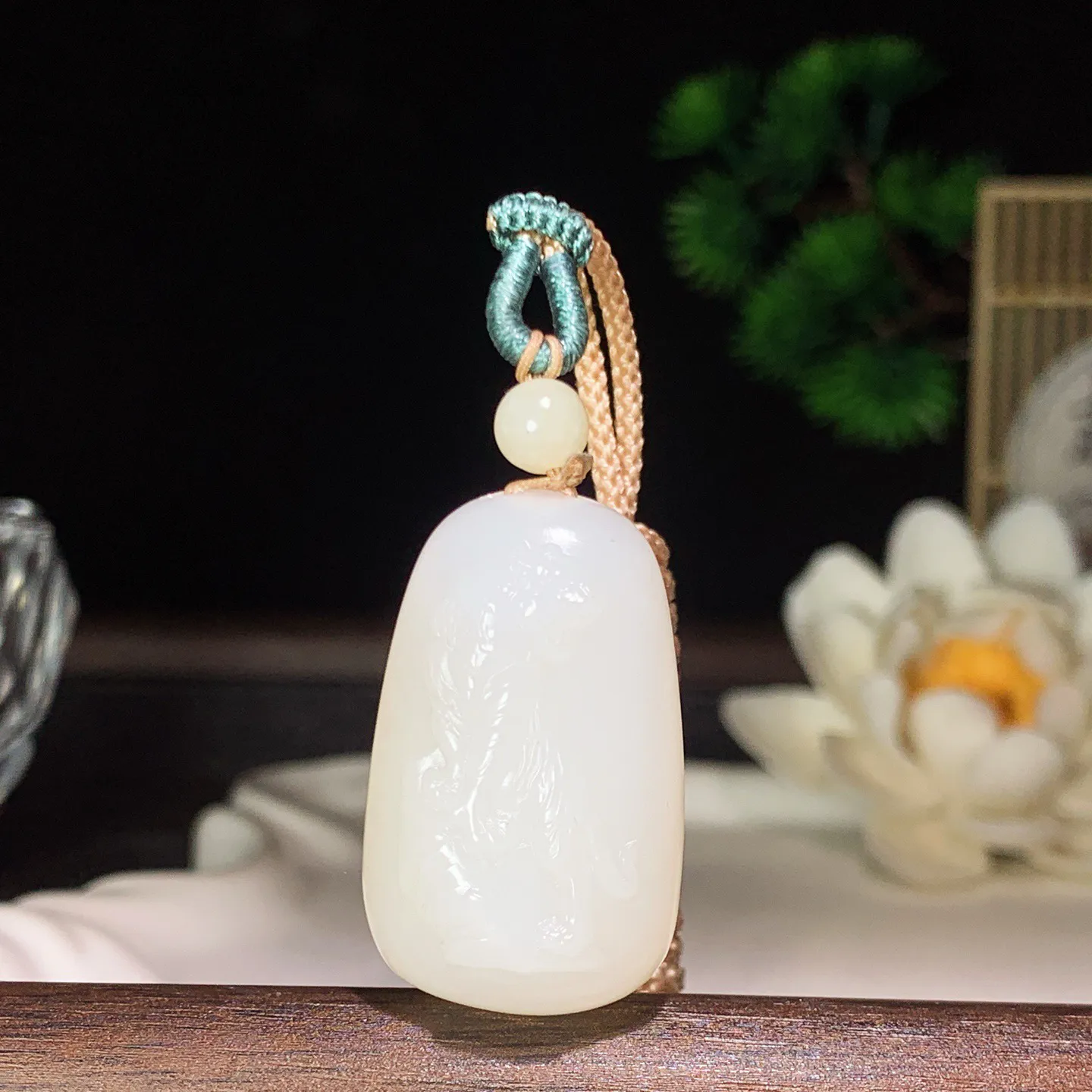 和田玉白玉上山虎挂件 尺寸31/19/10重13克。玉质细腻油润。手推出油。品相大气 lt26020