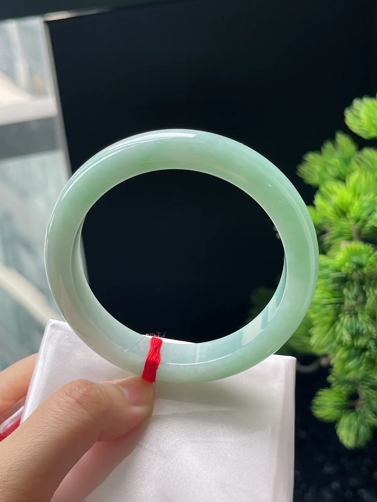 正圈58.8圈口，翡翠糯化种淡绿色手镯