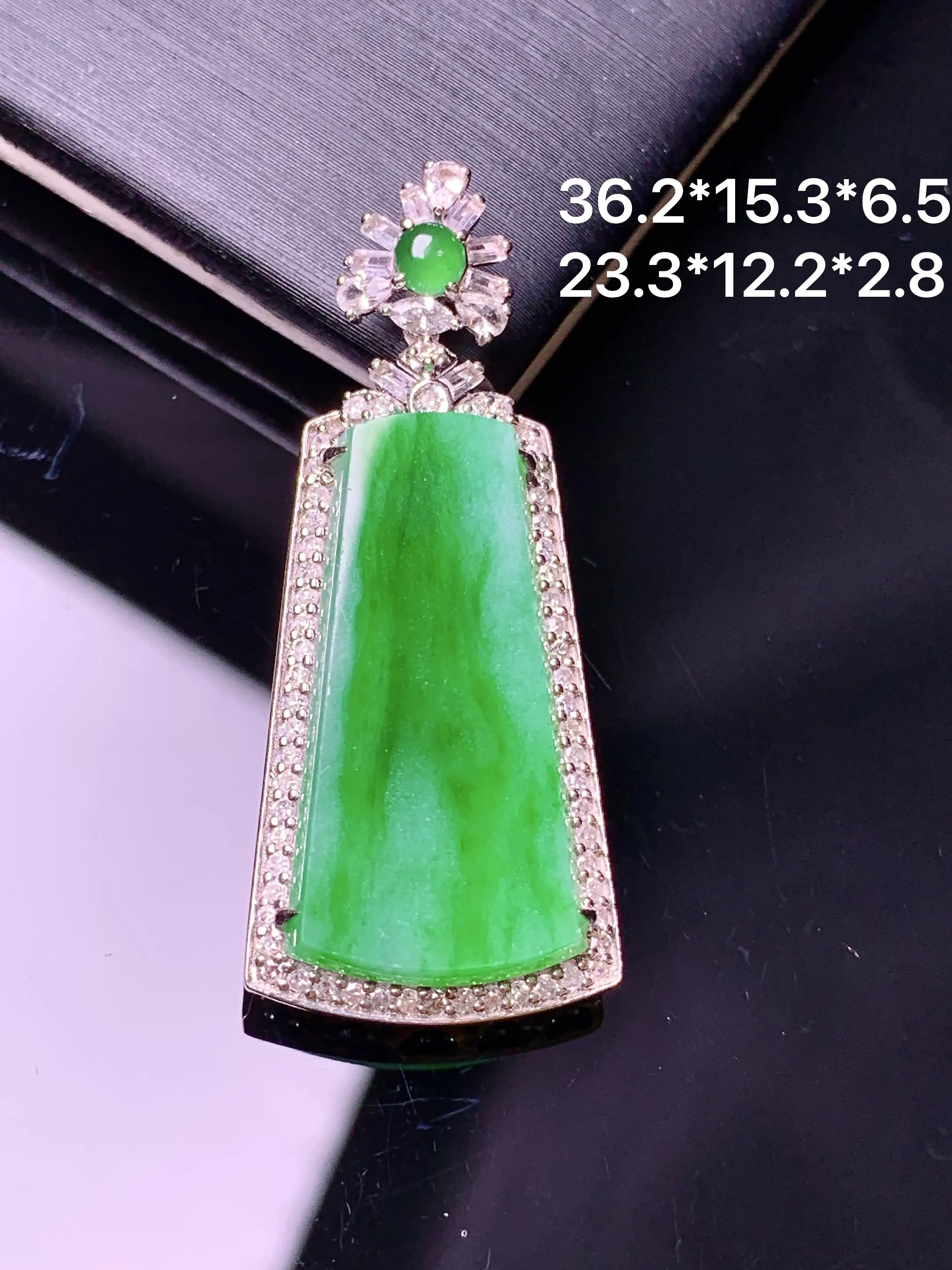 18k金钻镶嵌翠绿无事牌吊坠 玉质细腻  色泽清新艳丽 整体尺寸36.2*15.3*6.5