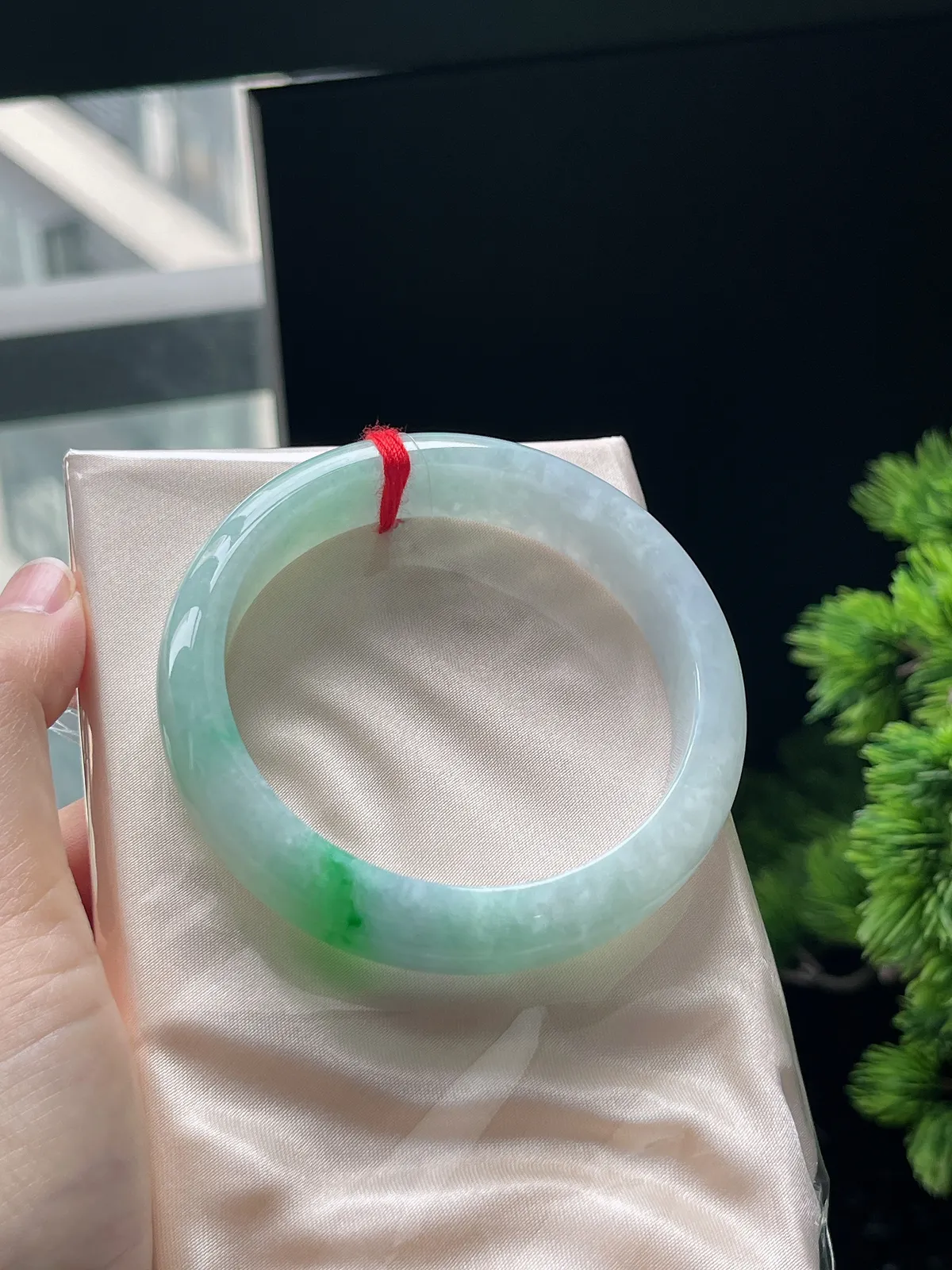 正圈57.6圈口，翡翠糯化种飘绿手镯