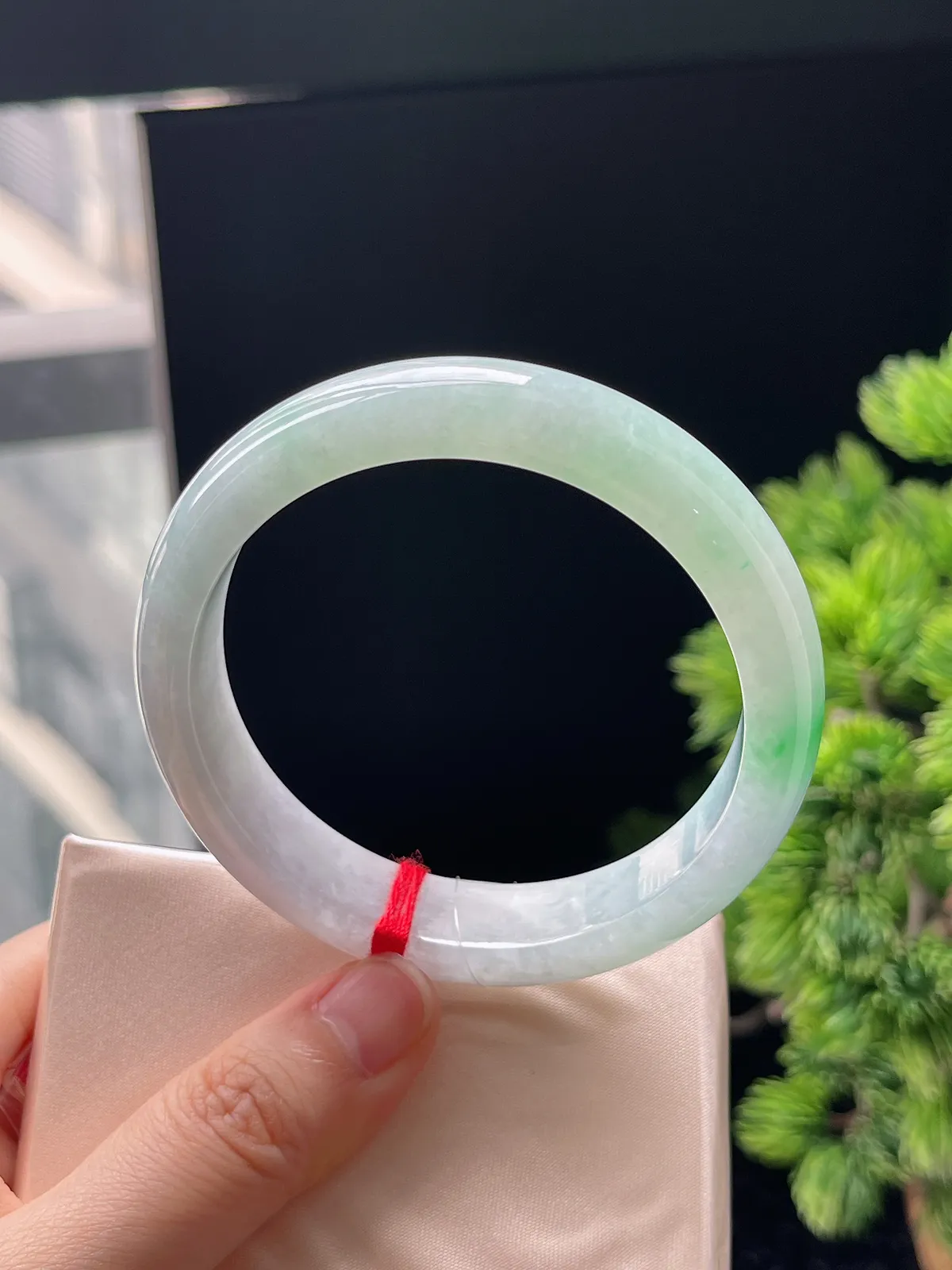 正圈57.6圈口，翡翠糯化种飘绿手镯