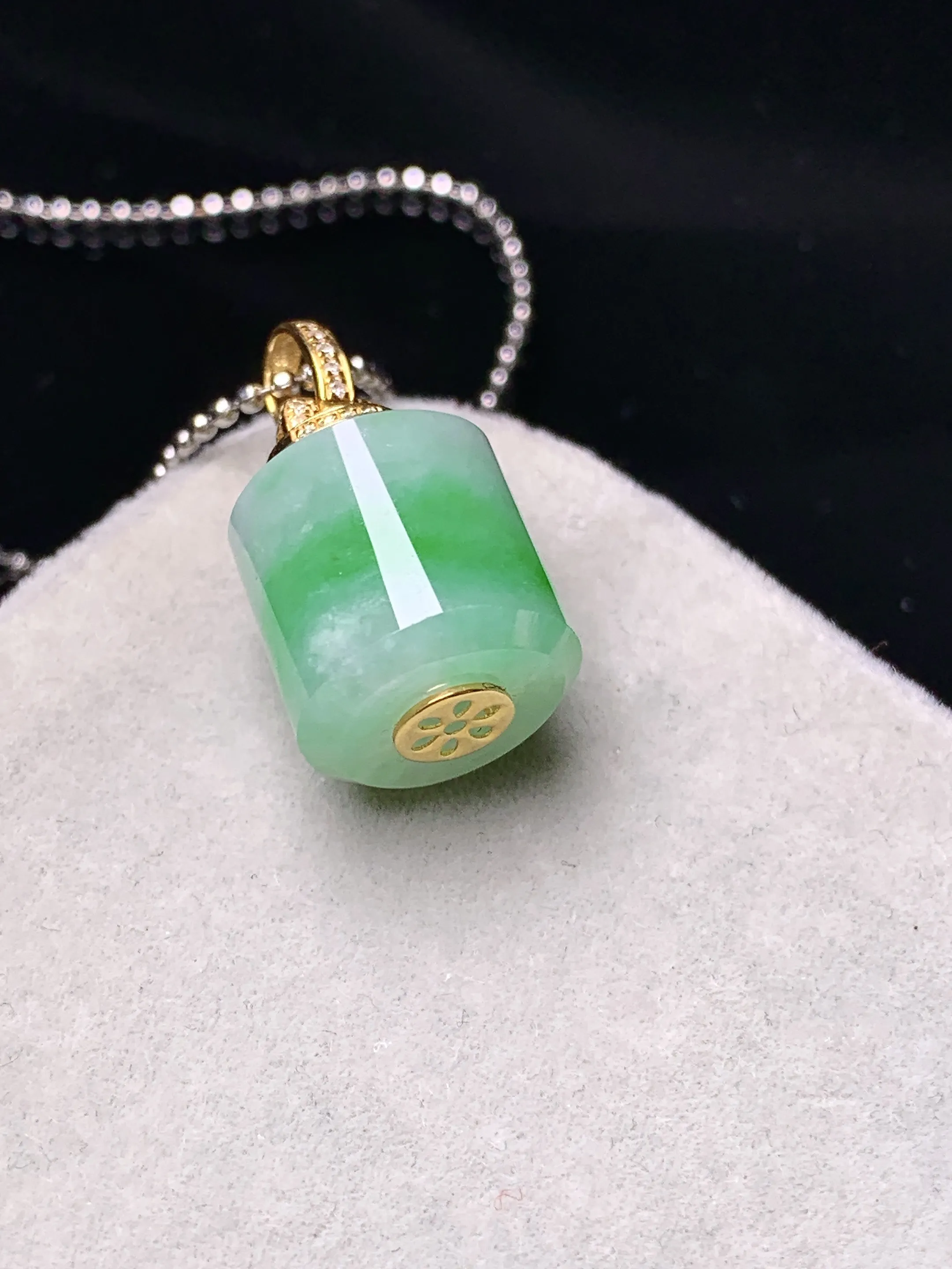 18k金钻镶嵌飘绿路路通吊坠 玉质细腻 色泽艳丽清新 整体尺寸20.6*11.5