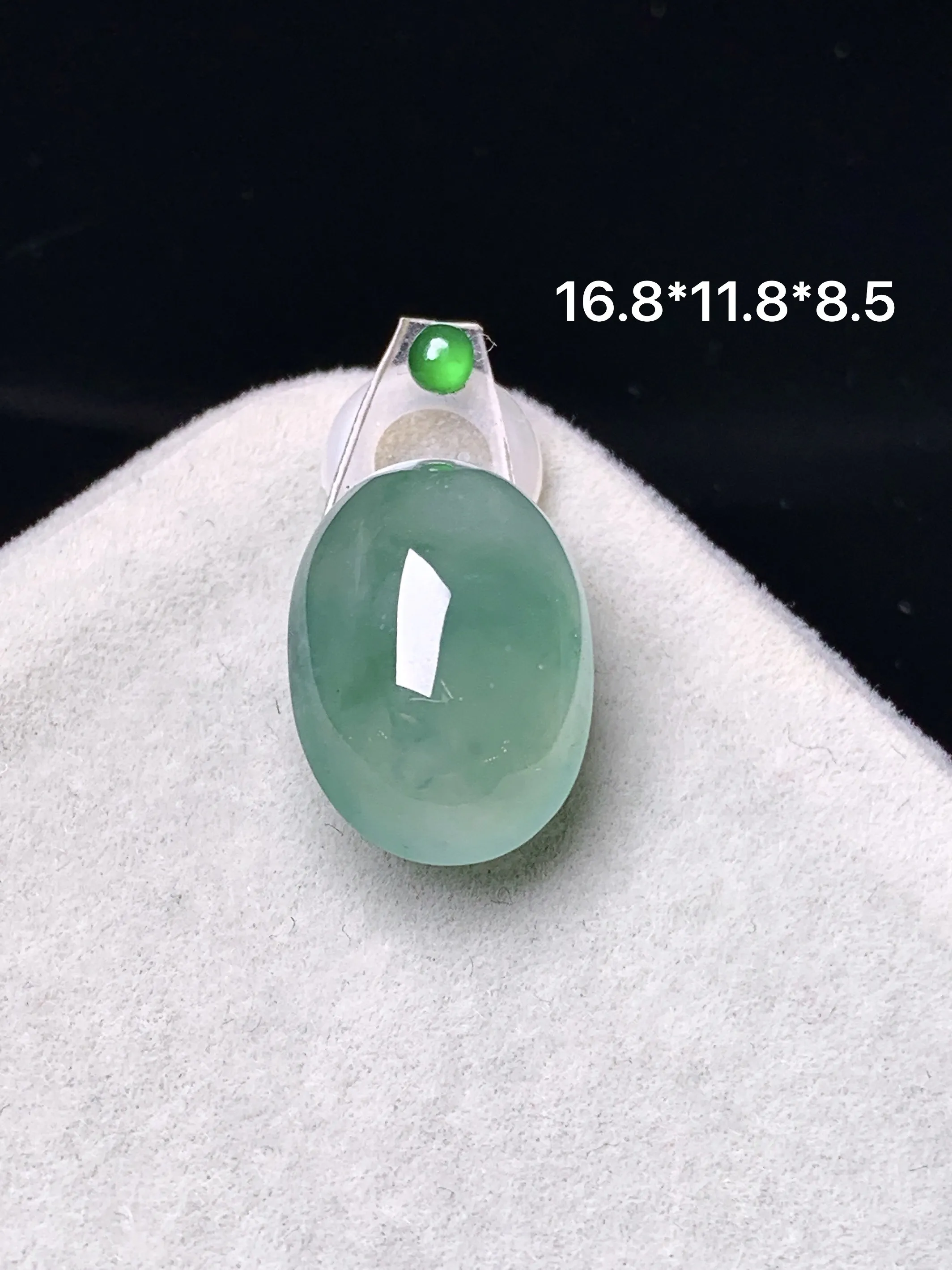 镶嵌款 飘绿蛋面吊坠 玉质细腻  色泽清新艳丽 整体尺寸16.8*11.8*8.5