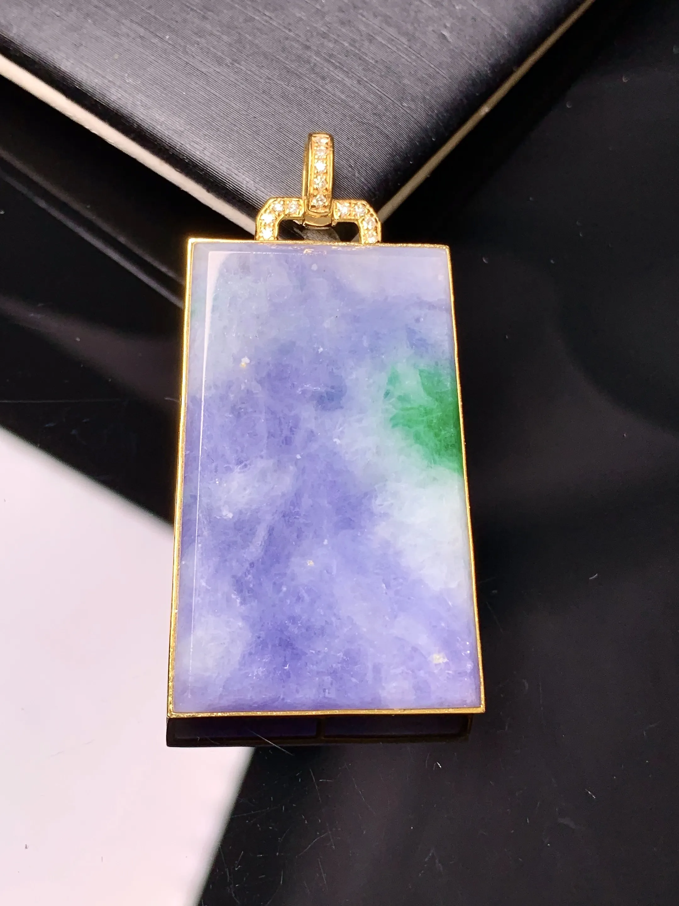 18k金钻镶嵌紫罗兰飘绿无事牌吊坠 玉质细腻 色泽艳丽清新 整体尺寸47.8*22.2*5.5