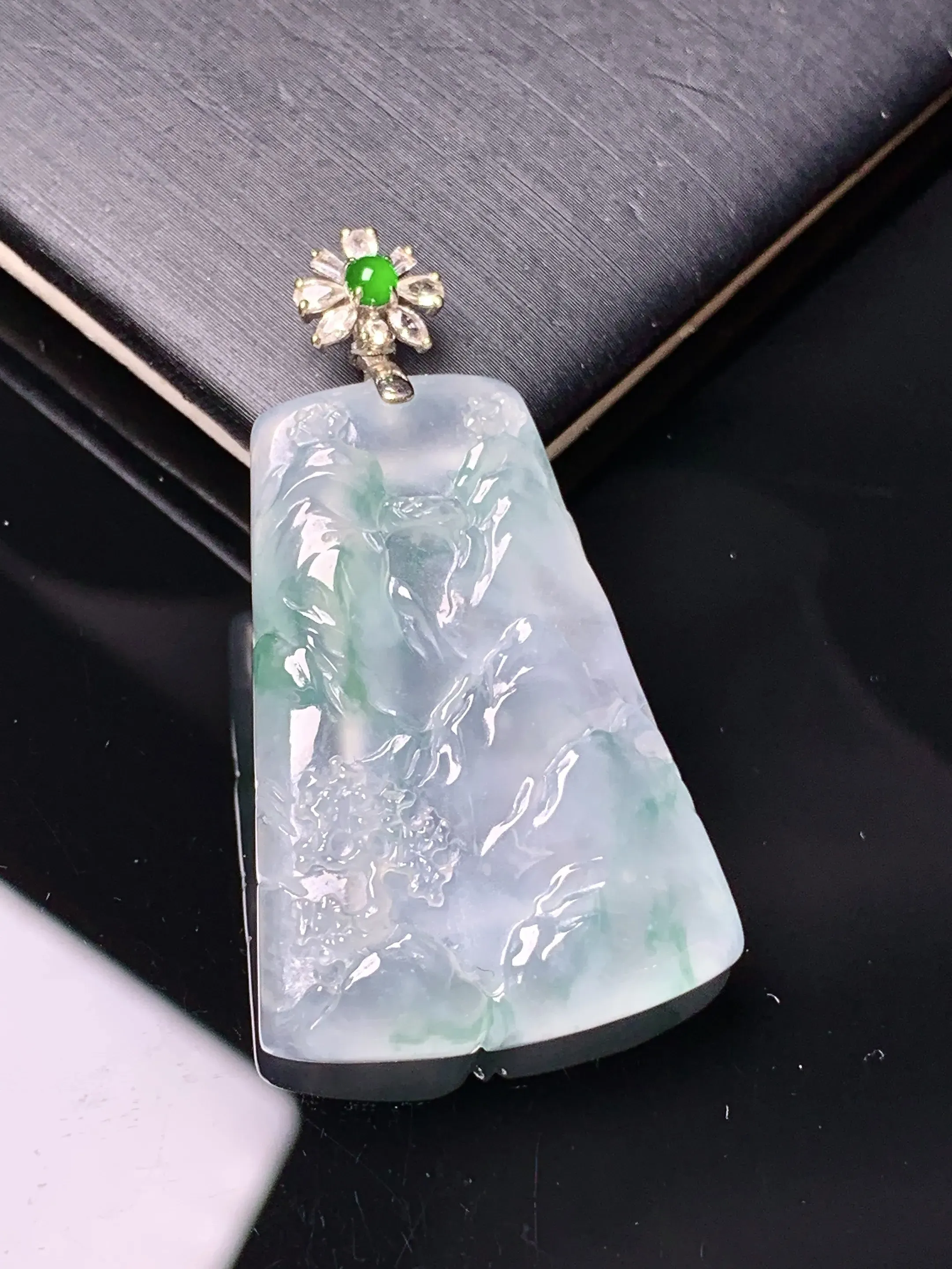 18k金钻镶嵌飘绿山水牌子吊坠 玉质细腻  色泽清新艳丽 整体尺寸39.6*22.8*4.5
