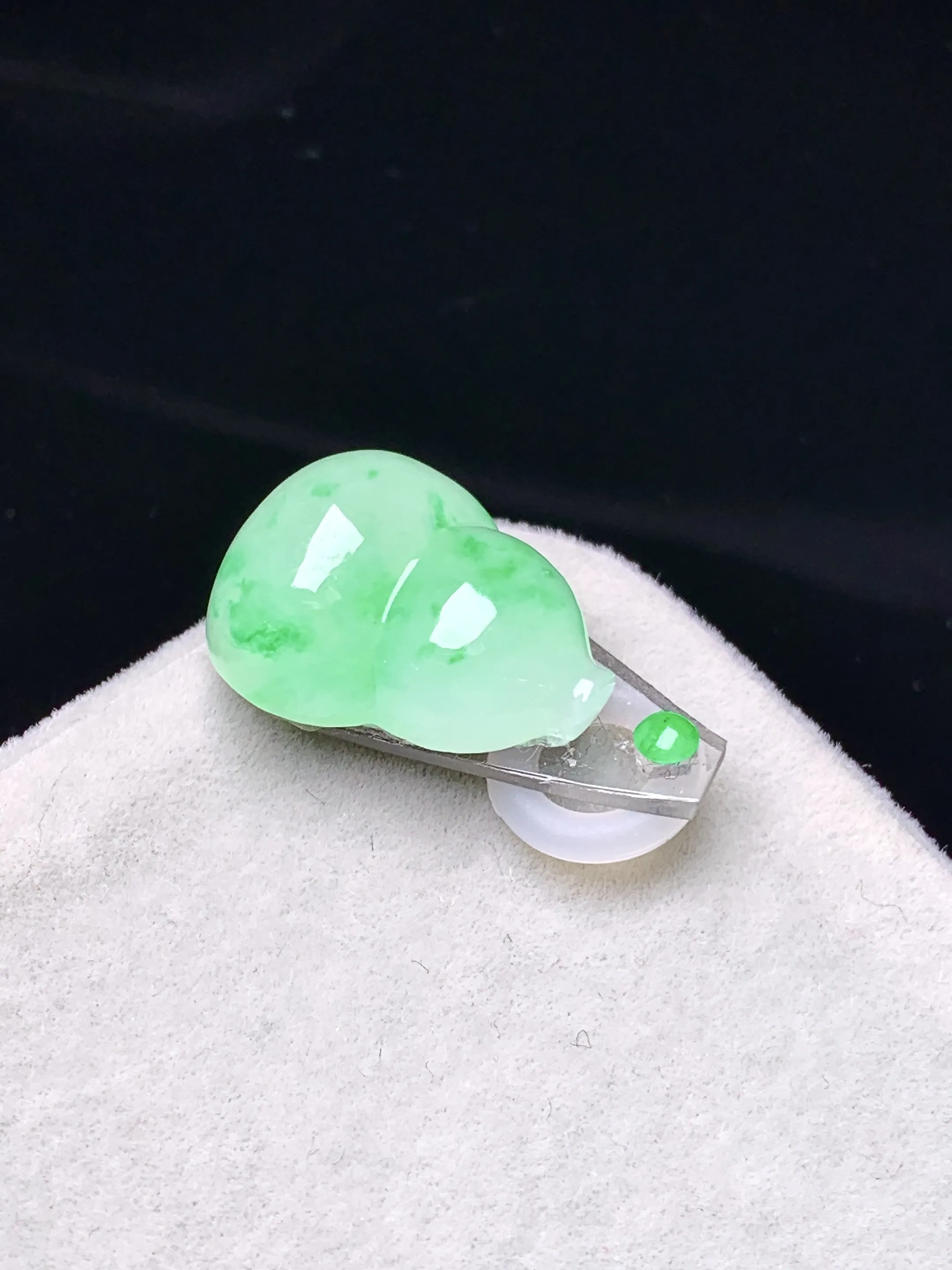 镶嵌款 翠绿葫芦吊坠 玉质细腻  色泽清新艳丽 整体尺寸17.6*14*7.2