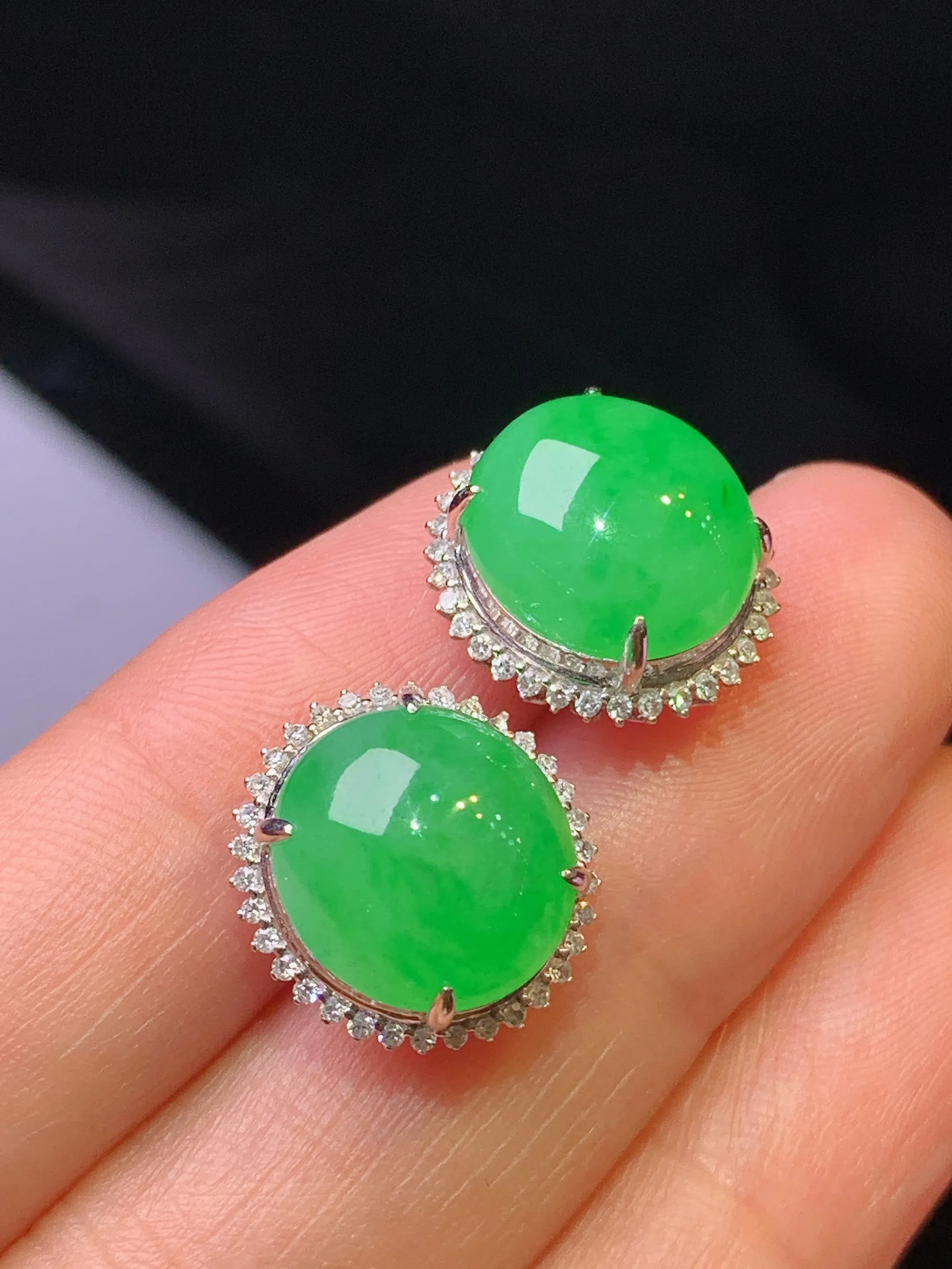 18k金钻镶嵌翠绿蛋面耳钉 玉质细腻 色泽艳丽清新 整体尺寸14.5*13.5*8.8