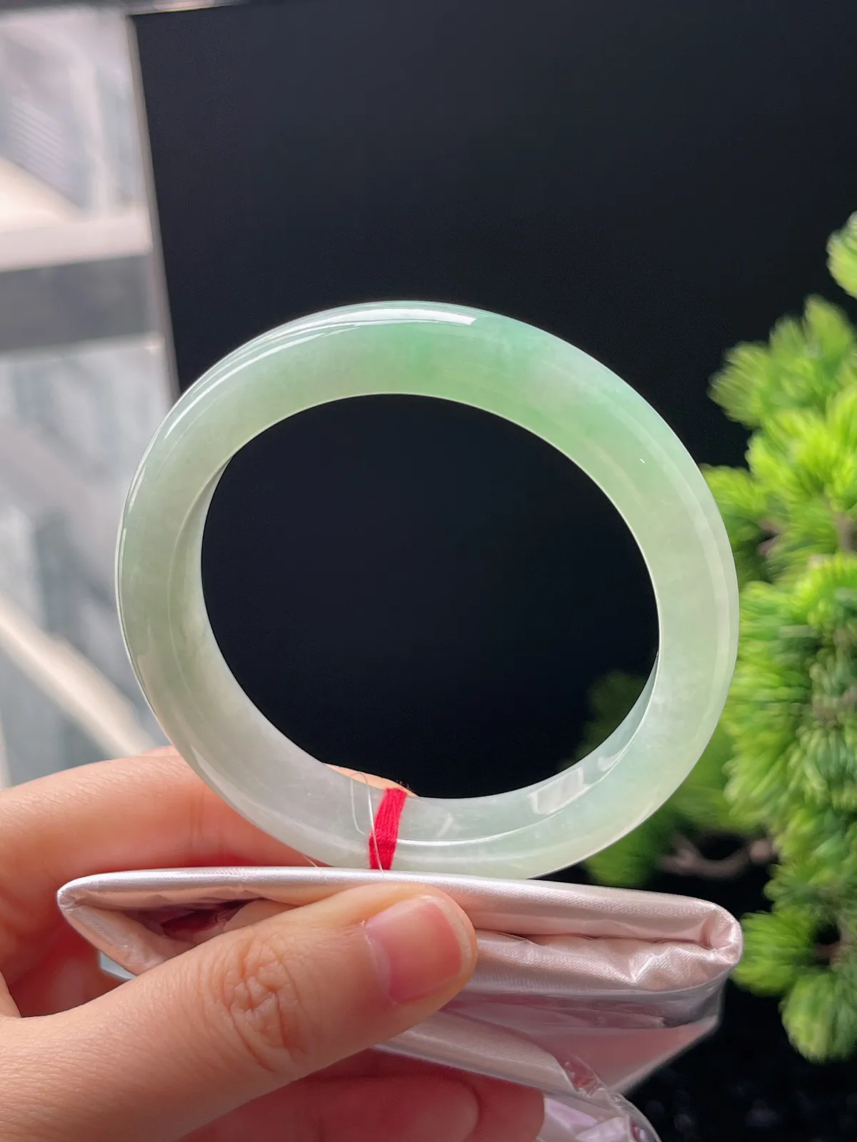 正圈55.9圈口，翡翠冰糯种浅绿色手镯