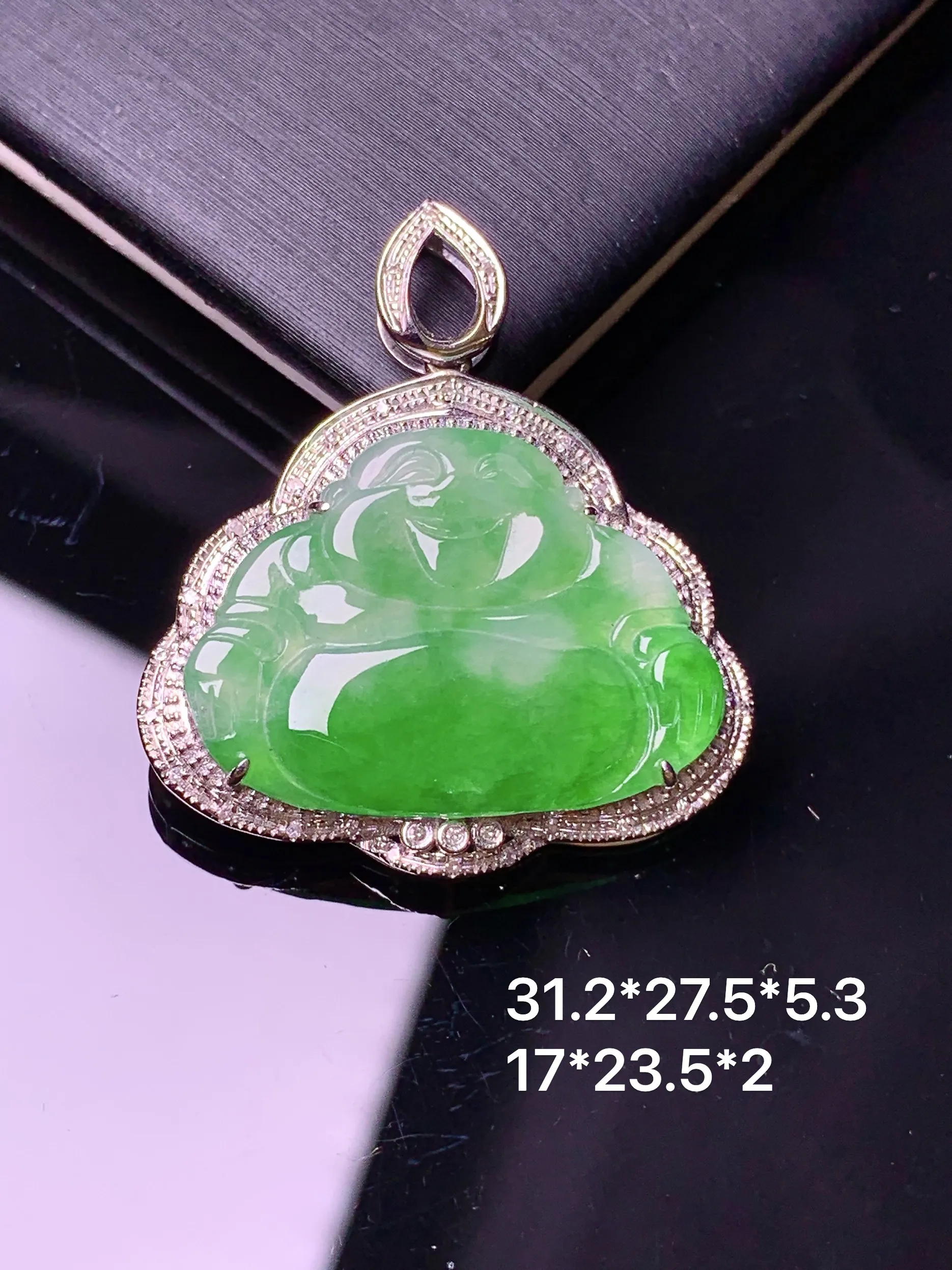 18k金钻镶嵌翠绿佛公吊坠 玉质细腻  色泽清新艳丽 整体尺寸31.2*27.5*5.3