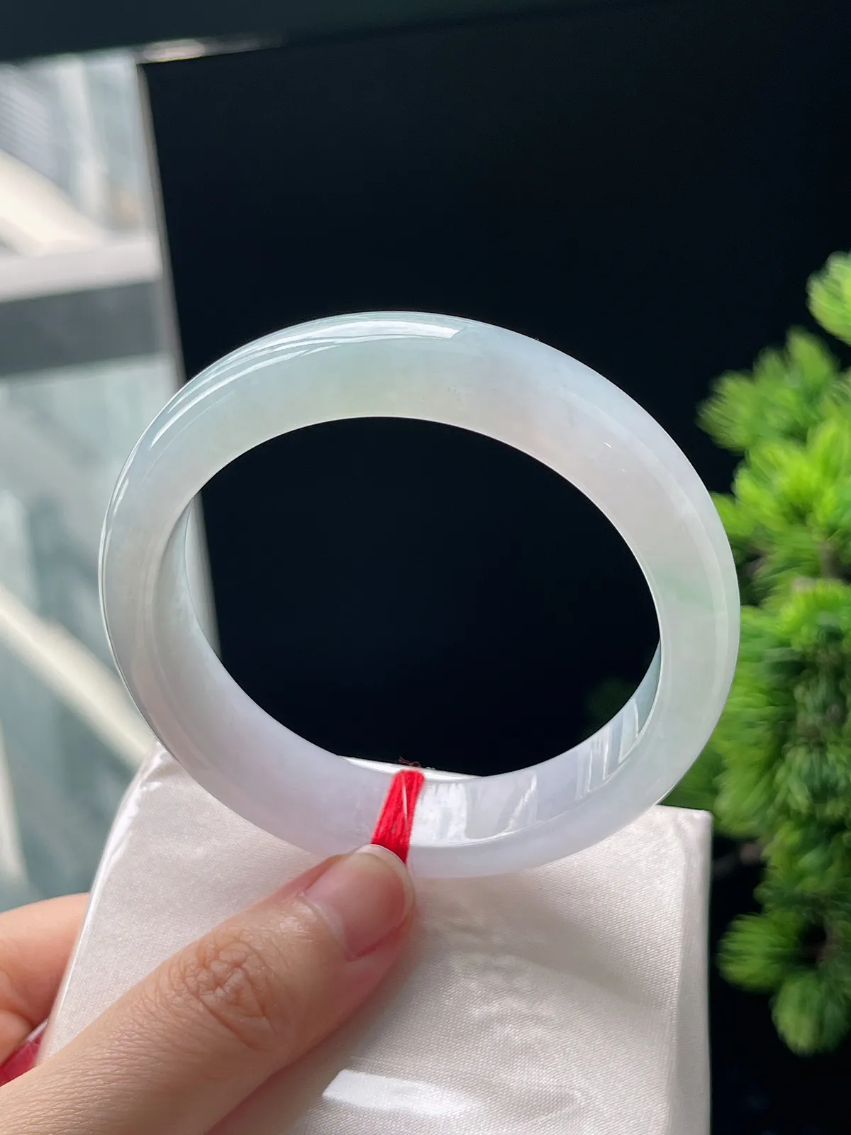 正圈57圈口，翡翠冰糯种淡绿色手镯