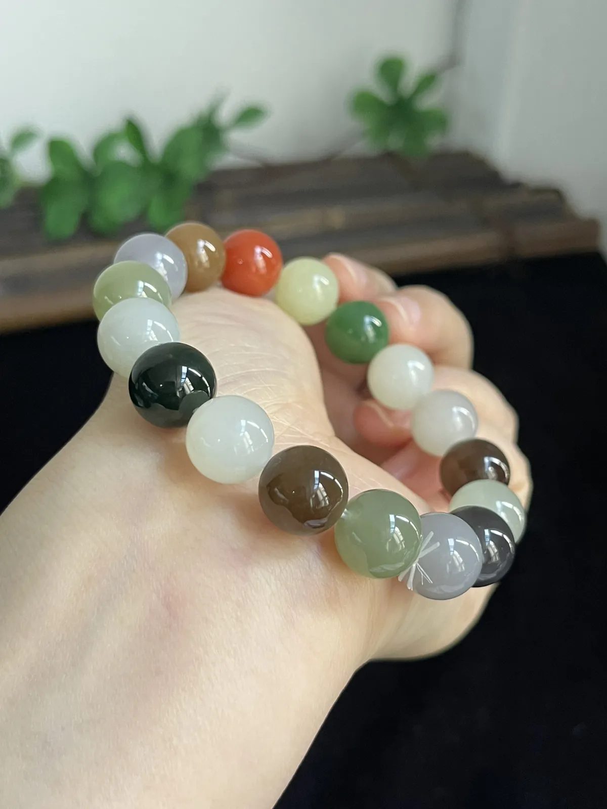 和田玉手链，红色配珠未测