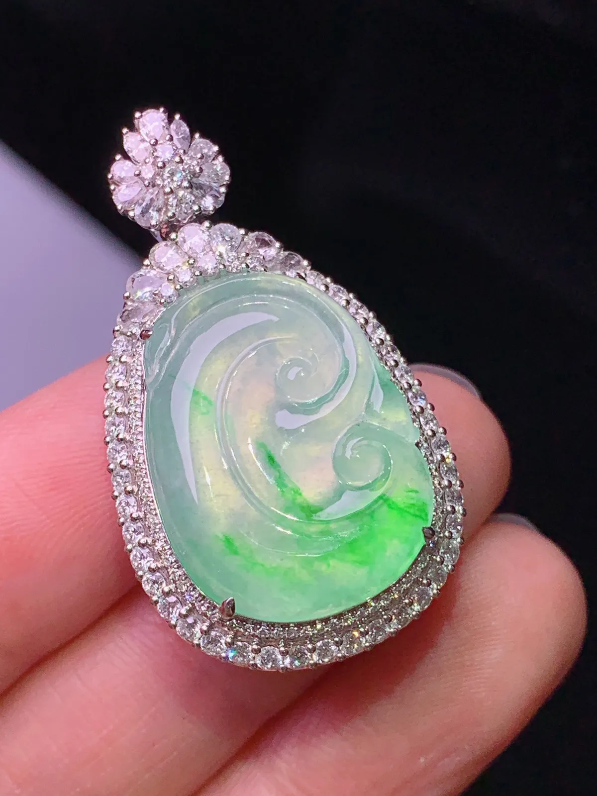 18k金钻镶嵌飘绿如意吊坠 玉质细腻 色泽艳丽清新 整体尺寸35.5*20.5*11.3