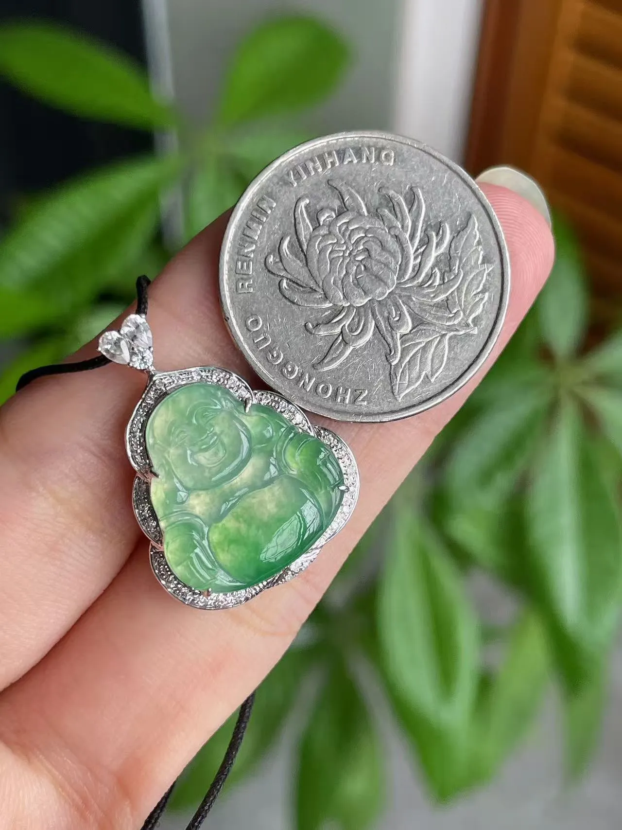 18k金钻镶冰绿佛公
整体25.2×19.2×6.2mm
裸石17×16×2mm