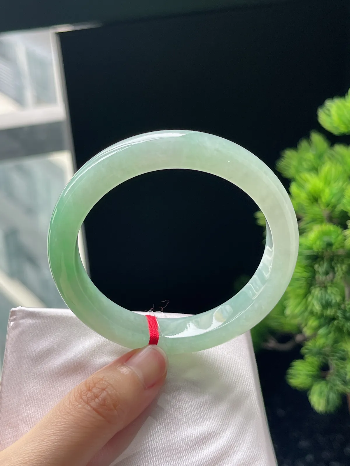 正圈55.9圈口，翡翠冰糯种浅绿色手镯