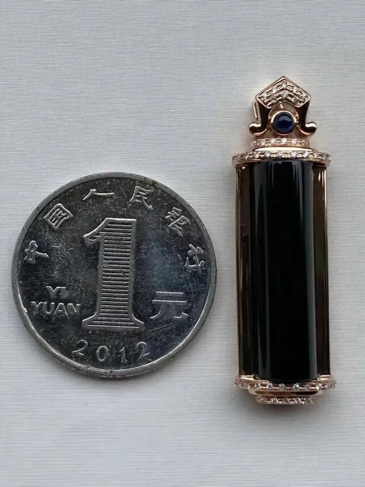 墨翠：【平安柱】18K金+南非钻镶嵌，细腻干净，黑度极黑，性价比高，雕工精湛，打灯透绿 裸石尺寸：25.4*7.2*8.6‘