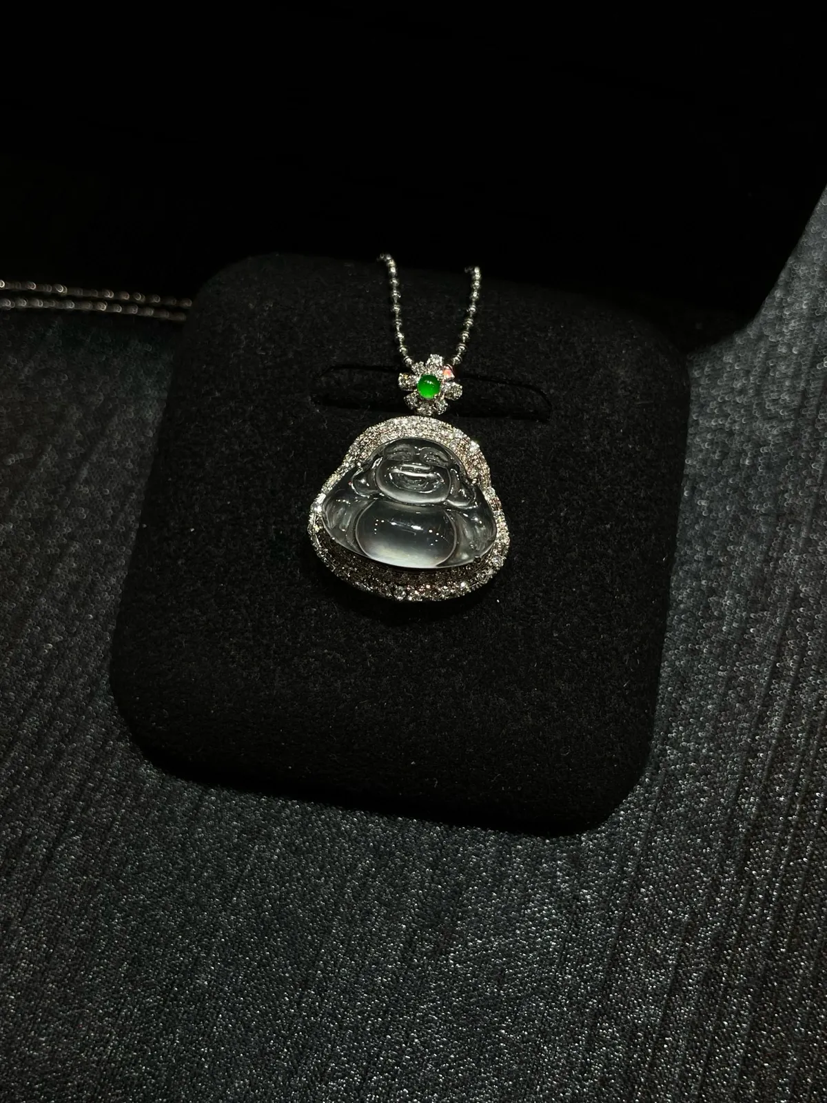 起胶起刚小佛公吊坠

18k金配钻镶嵌