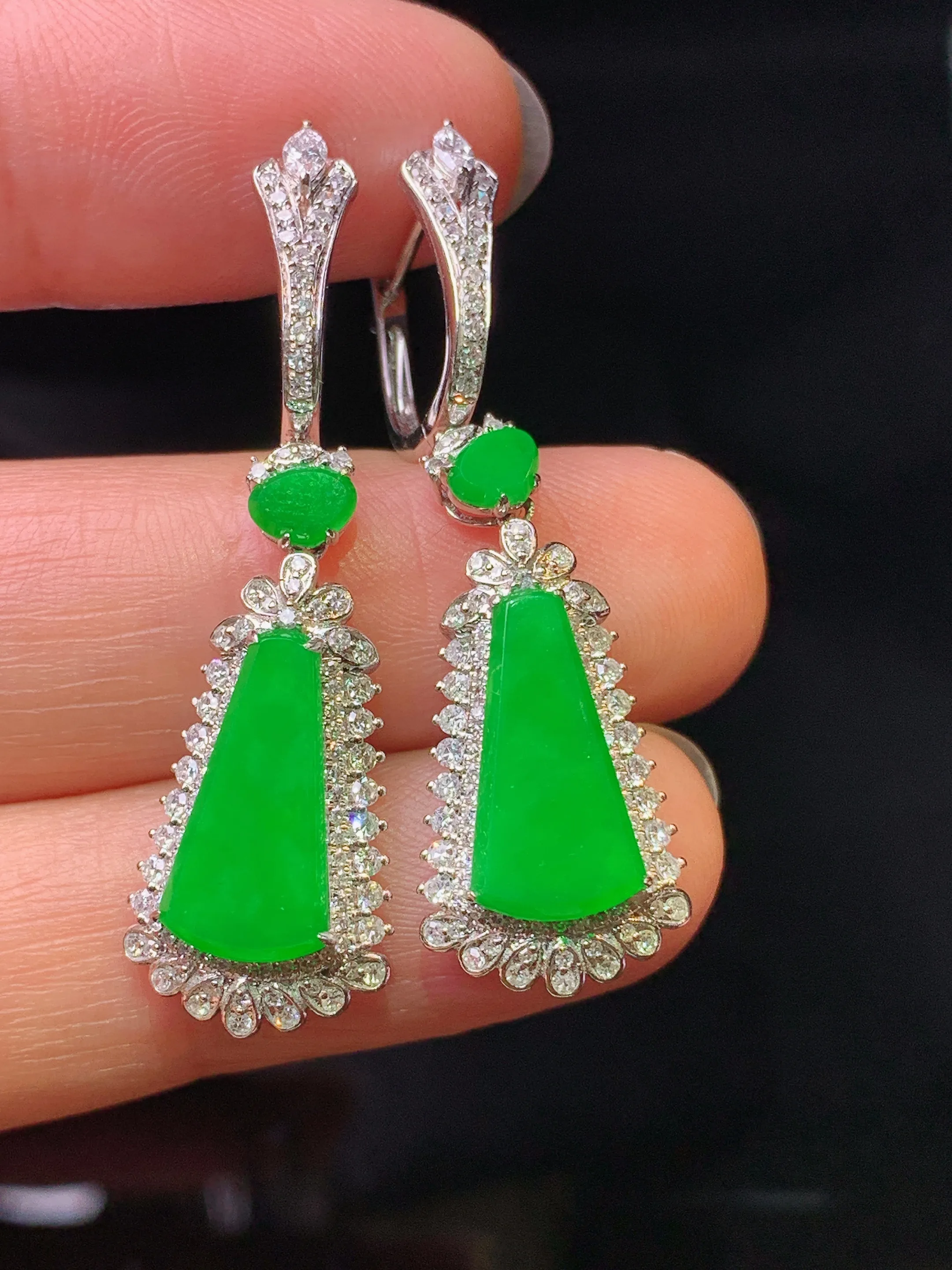 18k金钻镶嵌翠绿无事牌耳坠 玉质细腻 色泽艳丽清新 整体尺寸39.2*11.5*5.5