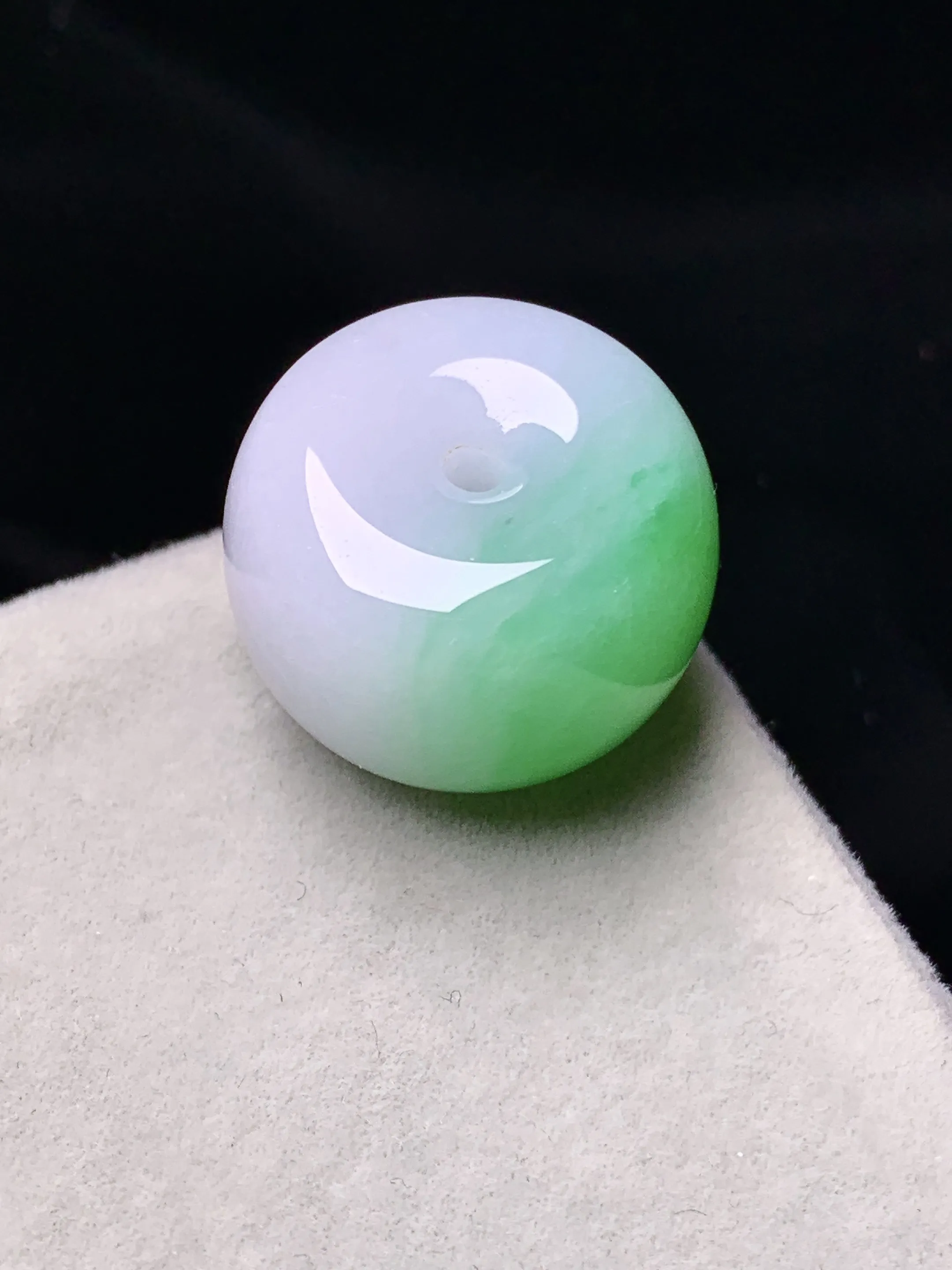 飘绿路路通吊坠 玉质细腻 色泽艳丽清新 整体尺寸19.8*12.8