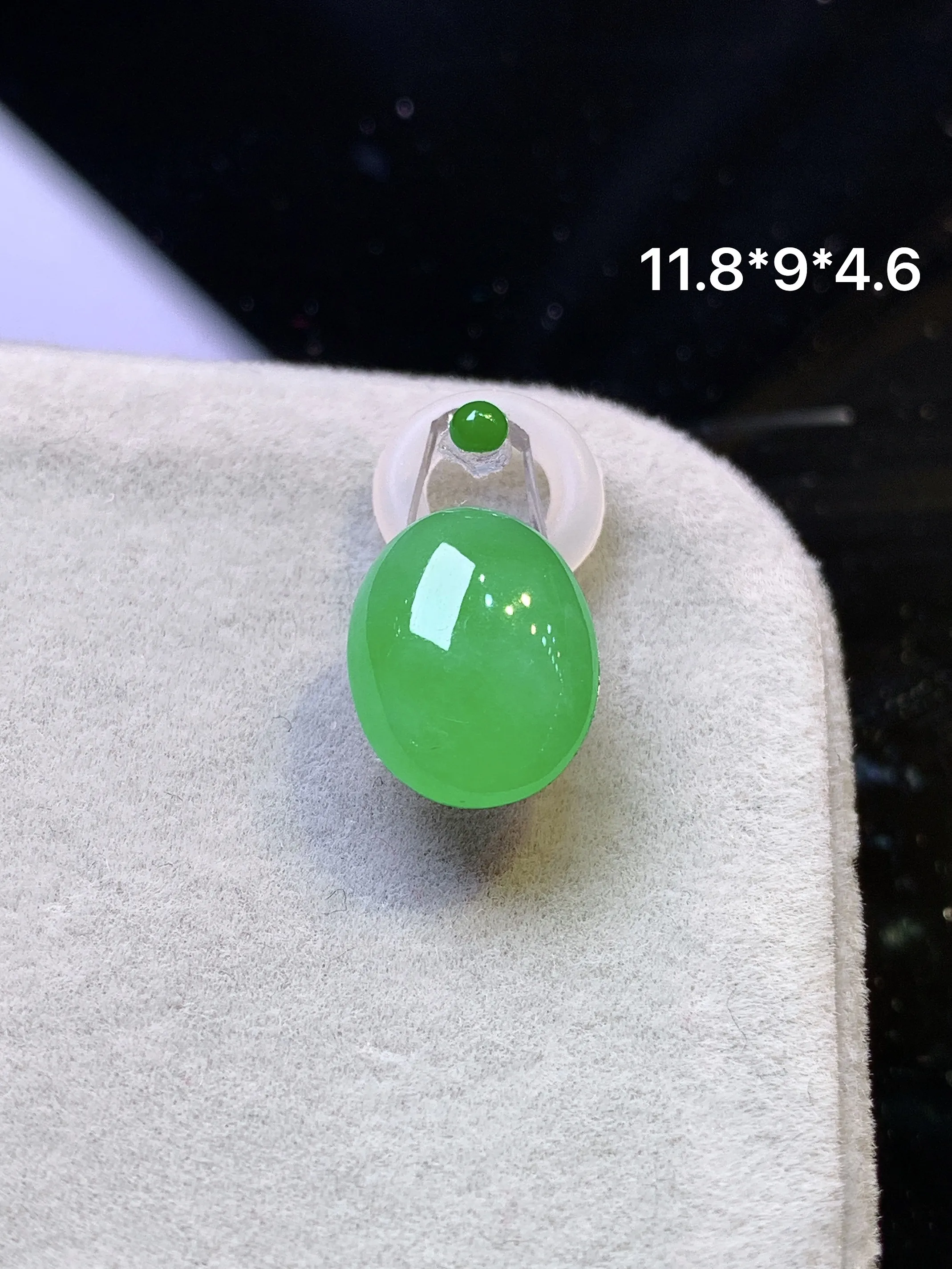 镶嵌款 翠绿蛋面吊坠 玉质细腻  色泽清新艳丽 整体尺寸11.8*9*4.6