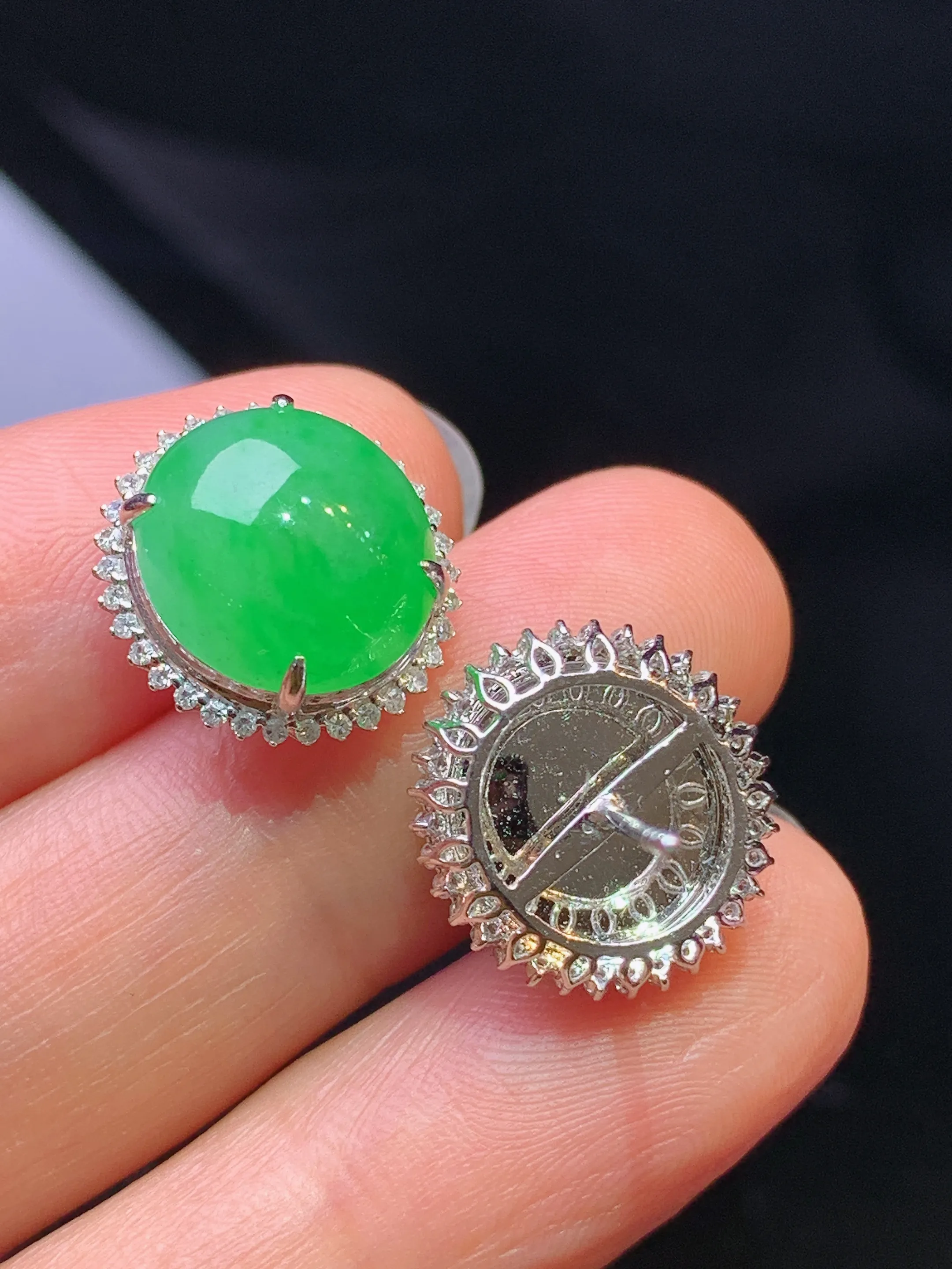 18k金钻镶嵌翠绿蛋面耳钉 玉质细腻 色泽艳丽清新 整体尺寸14.5*13.5*8.8